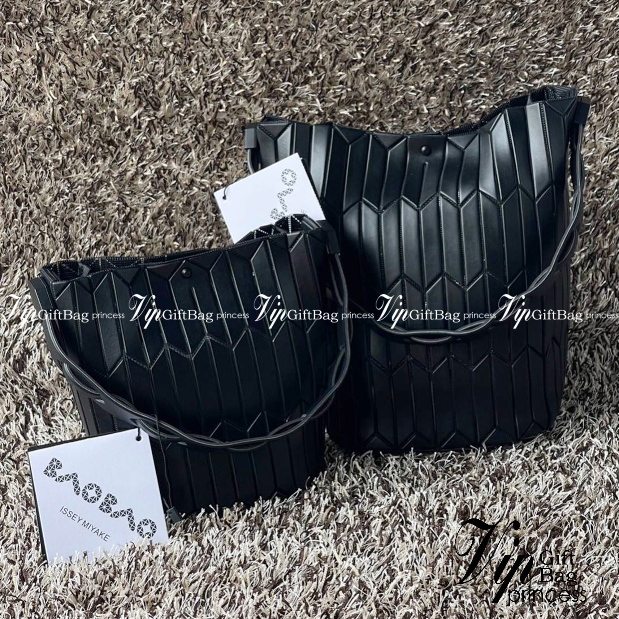 Large : Baobao Issey Miyake Large Bucket กระเป๋าบัคเก็ตขนาดใหญ่สามารถใช้ใส่ร่มพับได้หรือขวดน้ำขนาดเล็กได้ ซีรีย์ใหม่นี้มีจุดเด่นที่แผ่นรูปทรงสี่เหลี่ยมด้านขนานในแนวตั้ง เกิดเป็นรูปทรงสามมิติซึ่งแตกต่างไปจากรูปทรงที่เกิดขึ้นจากแผ่นสามเหลี่ยม หูหิ้วสามารถขย