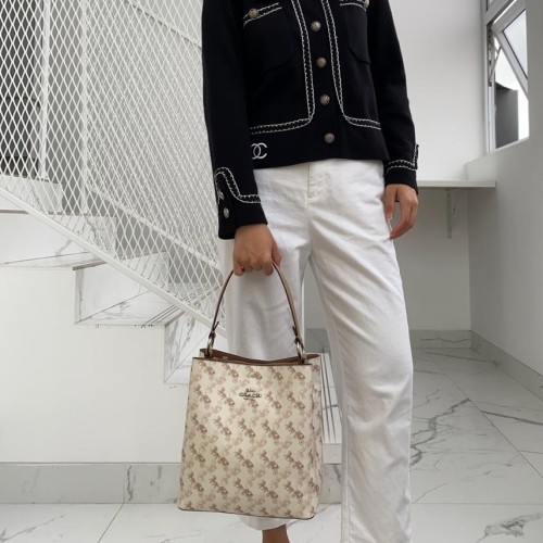 COACH TOWN BUCKET BAG WITH HORSE AND CARRIAGE PRINT ((2081-236)) 🔺กลับมาแล้ว ตามคำเรียกร้องค่ะ! กระเป๋าคล้องไหล่//สะพายข้างได้ วัสดุ pvc อย่างดี หนังนิ่มป่องพองตัวสวยงาม ลายรถม้าทั้งใบค่ะ ภายในกระเป๋าแบ่งเป็น2ช่องหลัก เปิดปิดแบบกระดุมแม่เหล็ก ภายใ