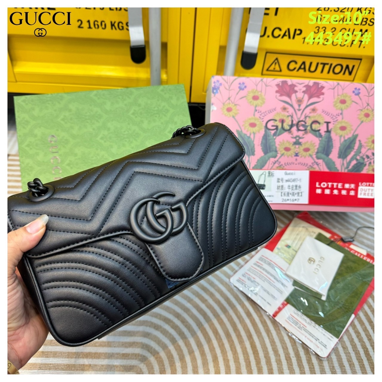 GUCCI GG Marmont small shoulder bag 🖤 กระเป๋าสะพายข้างรุ่นคลาสสิค ดีไซน์ใหม่ อะไหล่ดำ สะพายขับผิว ดูแพง อัพลุคได้สบายๆ เปิด-ปิดด้วยตัวกดล็อคแน่นหนา ด้านหลังดีไซน์รูปหัวใจ 🖤