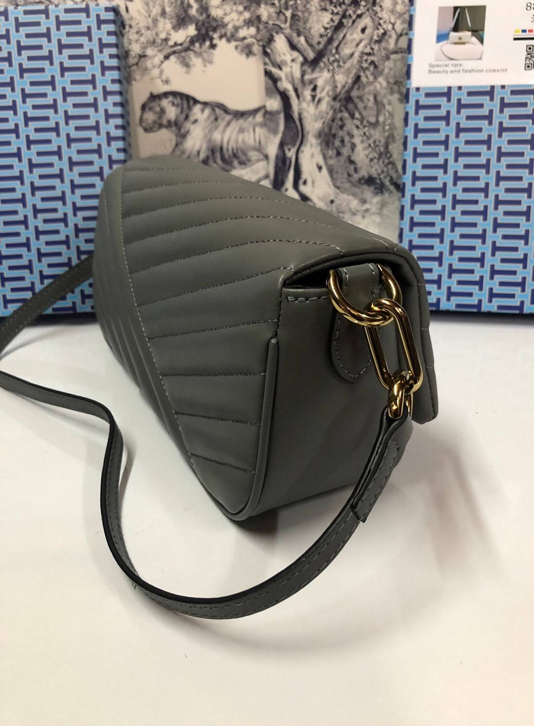 TORY BURCH KIRA CHEVRON SMALL FLAP SHOULDER BAG รุ่นใหม่ พร้อมสีใหม่ มาให้จับจองแบบไม่ต้องรอพรีฯ กระเป๋าสะพาย ขนาดกะทัดรัด ไซส์สะพายคล่องตัว หรือจะคล้องไหล่ หรูๆ ลูกคุณหนูไปอีก สีผู้ดีมากๆ ดีไซน์รูปทรงคลาสสิคเฉพาะตัว วัสดุหนังแกะ สัมผัสนิ่ม เปิด-ปิดด้วยกร