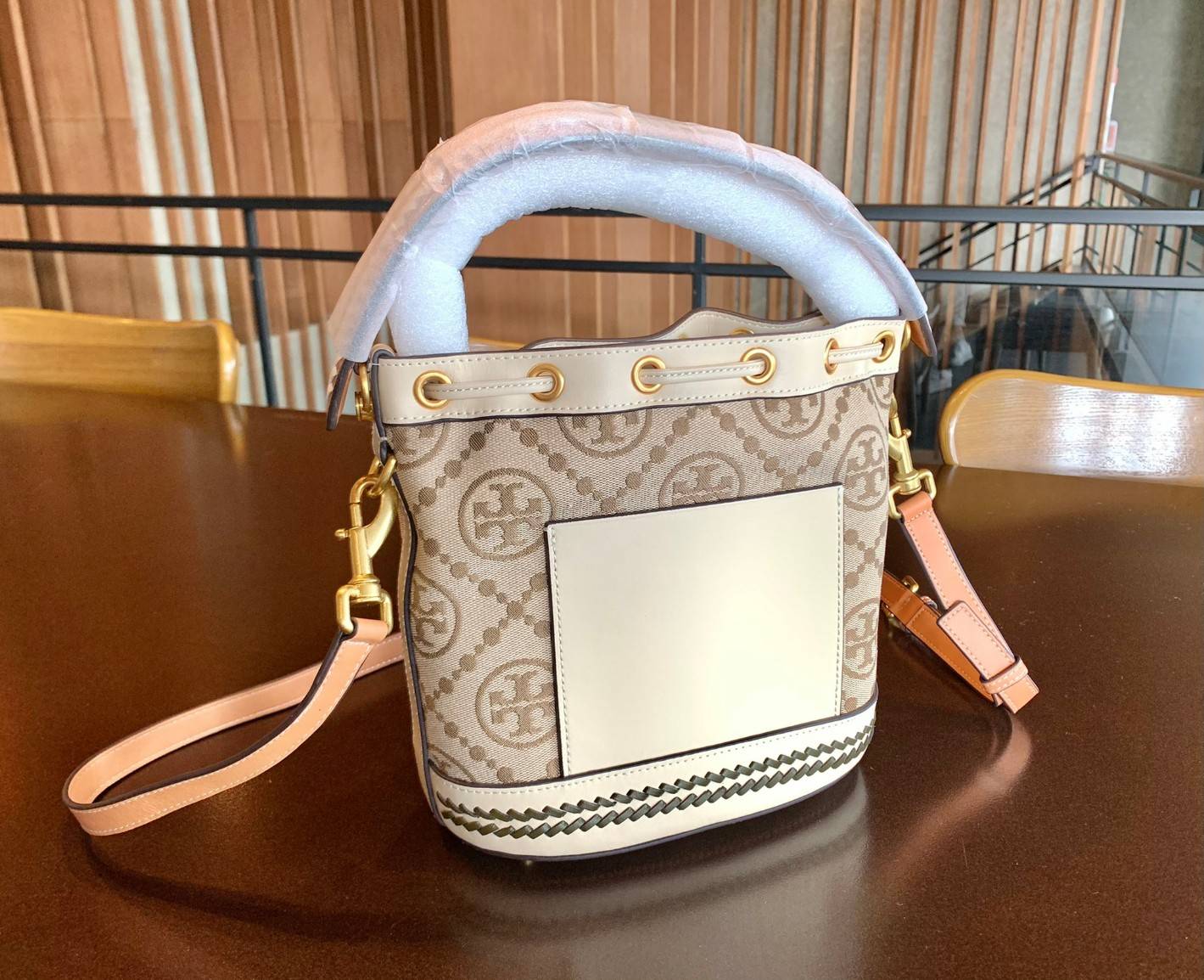 สวยโดดเด่น แต่แฝงความร่วมสมัยค่ะ! TORY BURCH CASUAL STYLE 3WAY LEATHER PURSES ELEGANT CROSSBODY((88963)) 🌼🌼🌼 พร้อมส่ง ห้ามพลาดเลยจริงๆค่ะ! กระเป๋าทรงถัง วัสดุ Jacquardทอล่ยแบรนด์+ขอบหนังแท้ เพิ่มดีเทลแบบถุกเข้ามาได้สวยโดดเด่น สะดุด