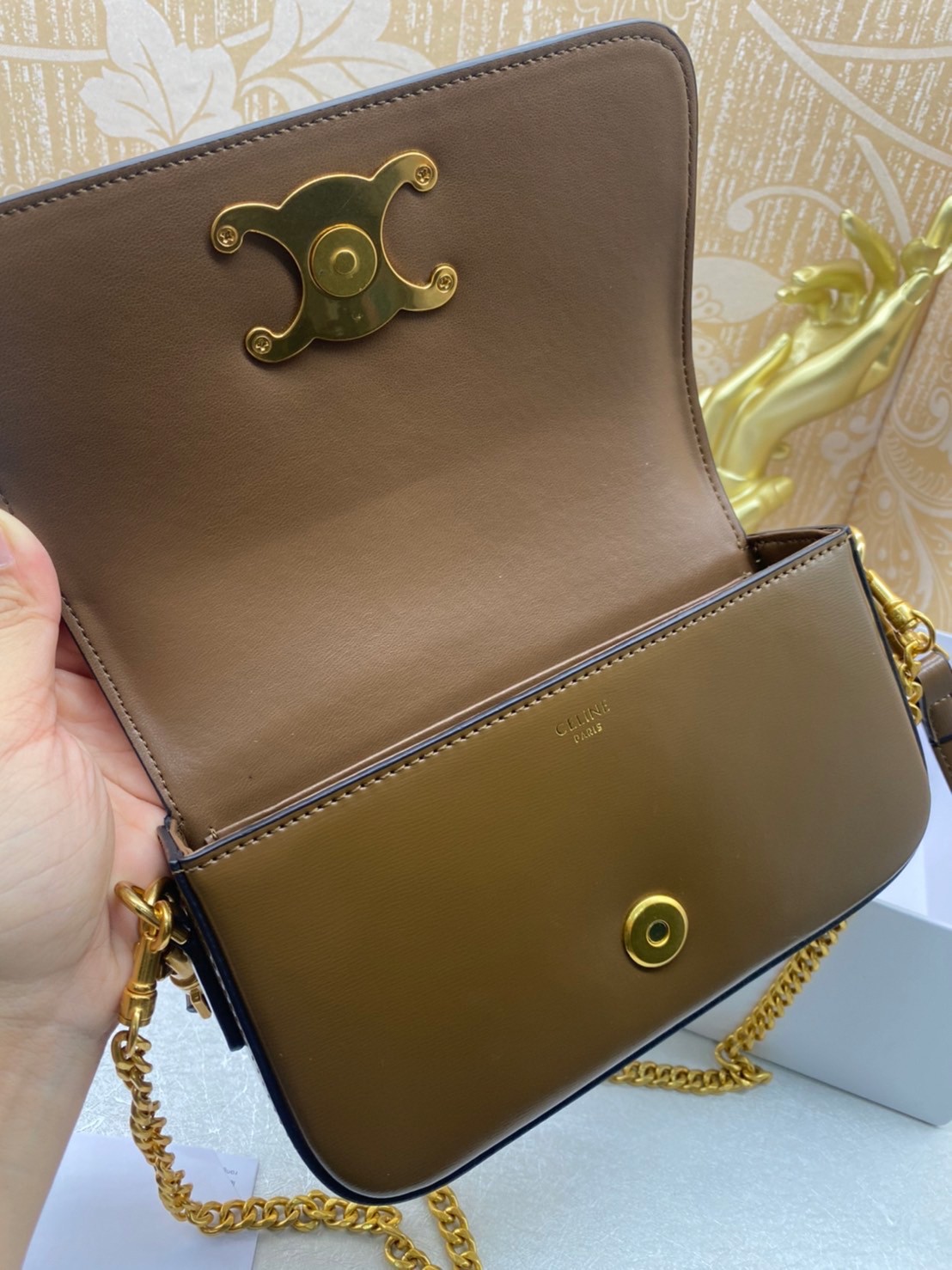 20cm CELINE SHOULDER BAG TRAPEZE IN SHINY CALFSKIN / CELINE POCHETTE BAG / CELINE TRIOMPHE BAG small รุ่นใหม่ล่าสุด ไม่มีไม่ได้เลยกับไอเท็มสุดคลาสสิค กระเป๋าสะพาย ทรงพอชสวยอยู่ทรง ดูดี ดูแพง สายถอดได้ ใช้งานสะดวก