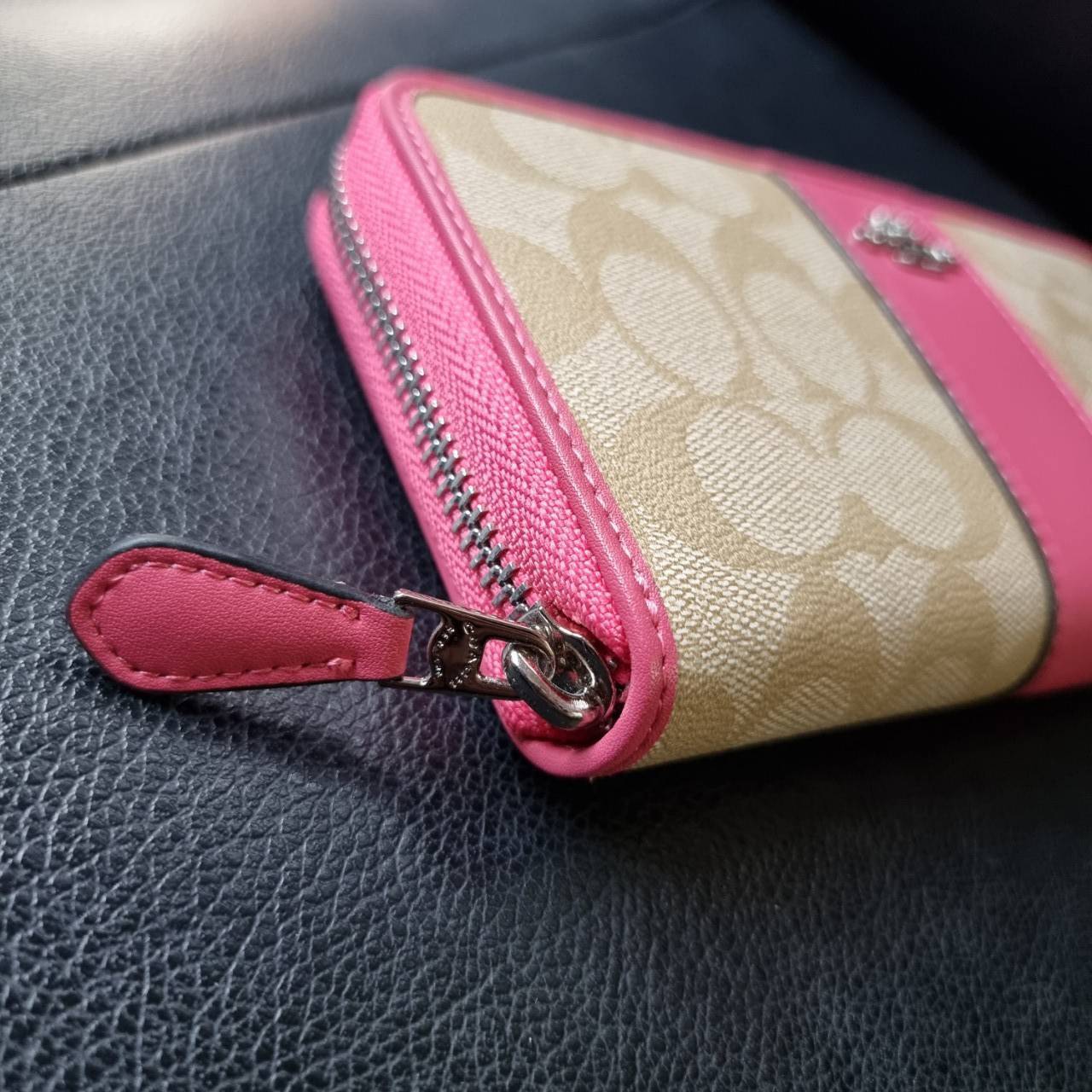 COACH F54630 ACCORDION ZIP WALLET IN SIGNATURE COATED CANVAS WITH LEATHER STRIPE กระเป๋าสตางค์ใบยาวรุ่นคลาสสิค คัดสีขายดีมาให้กันเลยจ้า ♥️ วัสดุหนังแคนวาสเคลือบลาย เปิด-ปิดด้วยซิปรอบ รูดใช้งานง่าย ใส่บัตรได้ มีช่องซิปใส่เหรียญ ใส่มือถือได้ พกใบนี้ใ