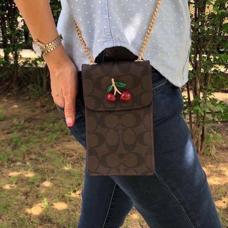 COACH PHONE CASE CROSSBODY BAG ((73486//76988//76357//39955//91046)) COACH NORTH/SOUTH CROSSBODY IN SIGNATURE CANVAS กระเป๋าใส่โทรศัพท์รุ่นนี้ มีความโดดเด่นทั้งดีไซน์และคุณสมบัติในการใช้งาน ด้วยลวดลายที่มีซิกเนเจอร์เป็นเอกลักษณ์แล้ว ด้านหลังยังมีช่องใส่กา