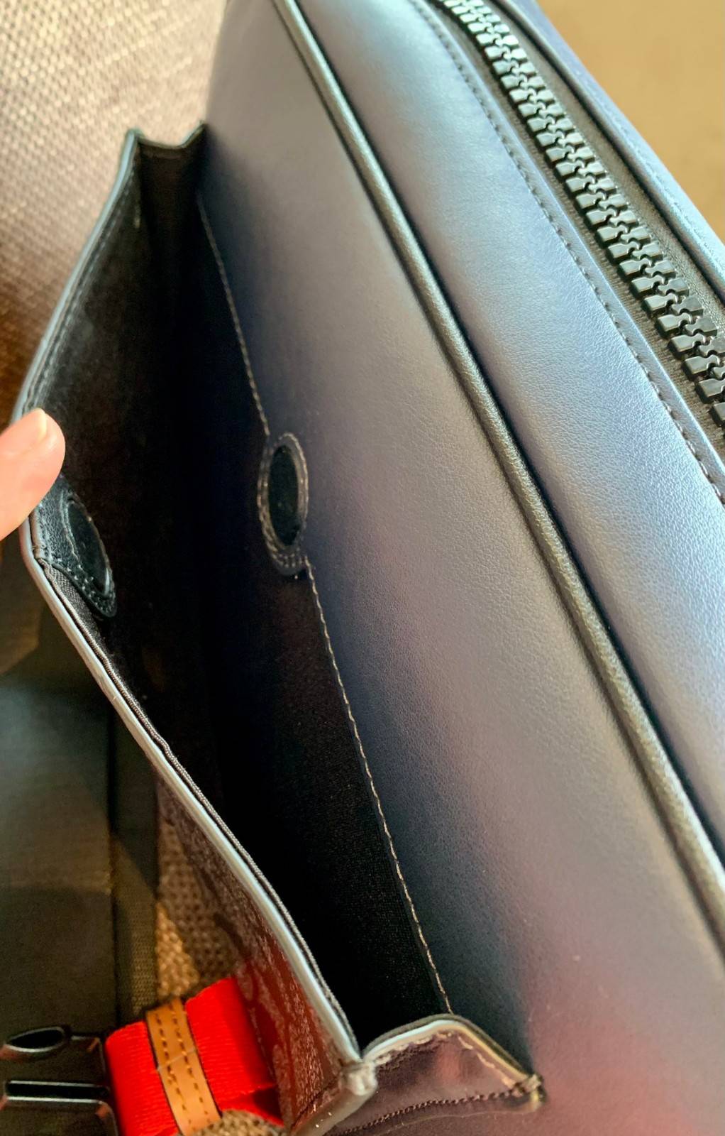 ไม่มีถือว่าพลาดมากๆ สำหรับรุ่นนี้ ใหม่เอี๋ยมเลยค่าา😘 COACH TRACK CROSSBODY IN COLORBLOCK ((4141//4021)) พร้อมส่งที่ไทย ใหม่ล่าสุดค่ะ! กระเป๋าสะพายครอสบอดี้ร์หรือสะพายข้าง หนังแท้ชั้นดีที่สุด หนังนิ่มสวยมากๆค่ะ ด้านหน้าเย็บป้ายหนังโลโก้แบรนด์ เปิดป