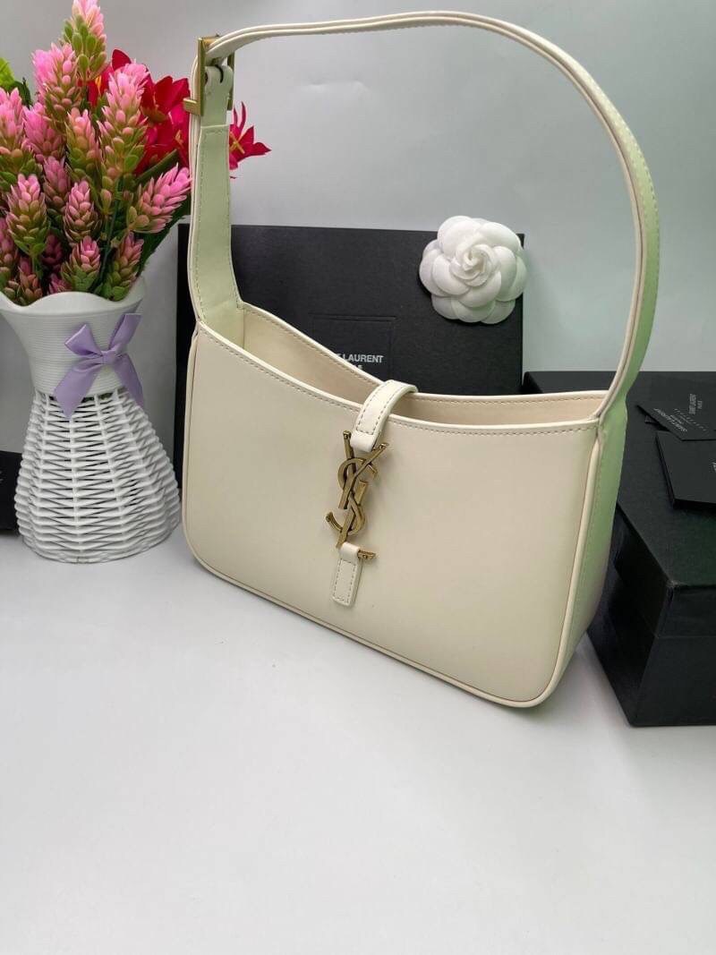 3สี VIP GIFT 】หนังแท้ Saint Laurent Le 5 à 7 Leather Hobo Bag รุ่นยอดนิยม รุ่นหายาก รุ่นที่สาวๆตามหา ใบนี้เลย!! สวยหรู กระเป๋าสะพายไหล่ ดีไซน์อยู่ทรง คลาสสิคแฝงความหรูด้วยโลโก้สีทองอร่ามโดดเด่น วัสดุหนังเรียบ สาวๆที่รออยู่ต้องรีบจัด รีบมีเป็นของตัวเองกันน