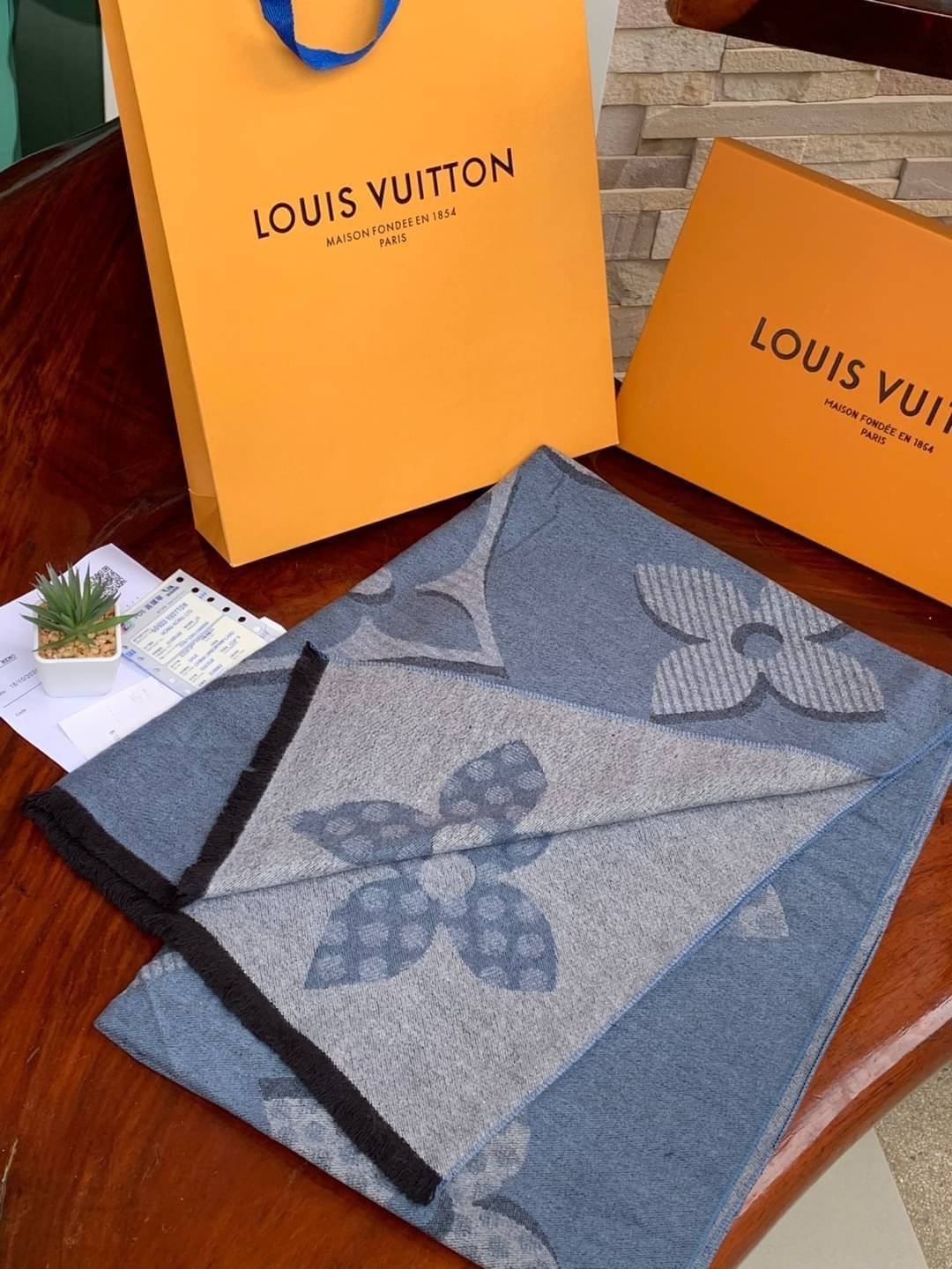 Louis Vuitton Women’s Scarves Accessories อีกหนึ่งแบรนด์ดังจากปารีส ด้วยงานพรีเมี่ยมกิ้ฟ ส่งมอบความรู้สึกดีๆให้กับคนที่คุณรัก ในรูปแบบผ้าพันคอและผ้าคุมไหล่ผืนใหญ่ให้ความอบอุ่น ถักทอด้วยผ้าcashmere ผ้าเนื้อดี สัมผัสนุ่มมือ ทอลายในตัว สีและลายคมชัด เหมาะสำห