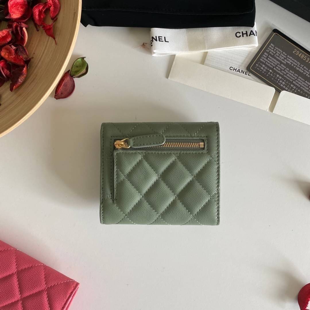 หนังแท้ Chanel Classic small wallet caviar 3 พับ พร้อมส่งที่ไทย รุ่นยอดนิยมไอเท็มฮิตวัสดุหนังแท้คาเวียร์สวยคลาสสิคเปิดปิดด้วยฝาปิดกระดุมด้านหน้ามีโลโก้แบรนด์อะไหล่ทองสวยหรูดูดี ตัวจริงสวยน่าใช้ Chanel mini นาทีนี้กำลัง in สุดๆ ภาพสินค้าถ่ายจากงานขายจริง ใ