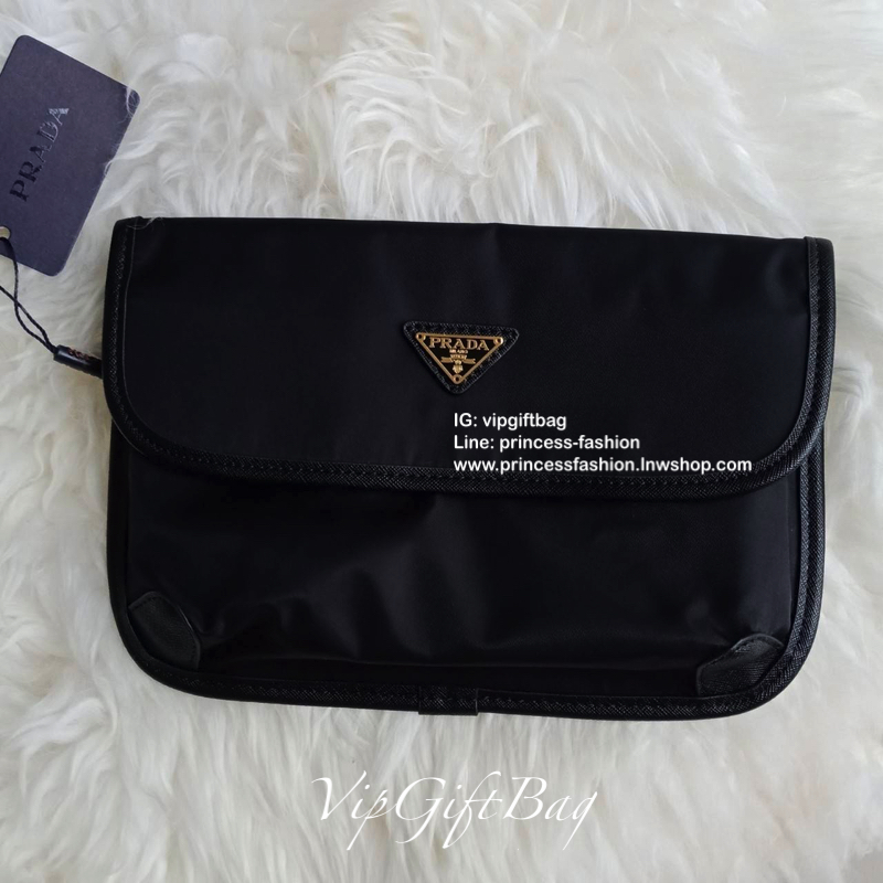 Prada Bag ทรงใหม่มีไว้ไม่ซ้ำใครแน่นอนคะ จะสะพายข้าง หรือ คาดอกก็ได้คะ วัสดุทำจากผ้าNylon กันน้ำ ตัวอะไหล่สีเงิน ขนาดกำลังดี ใส่ของได้เยอะคะ มือถือ กระเป๋าตังใส่ได้ สบายๆคะ ด้านหน้าและด้านหลังมีช่องซิปแยกให้อีกคะ ใช้ได้ทั้งผู้ชายผู้หญิงเลยคะ ด้านข้างกระเป๋