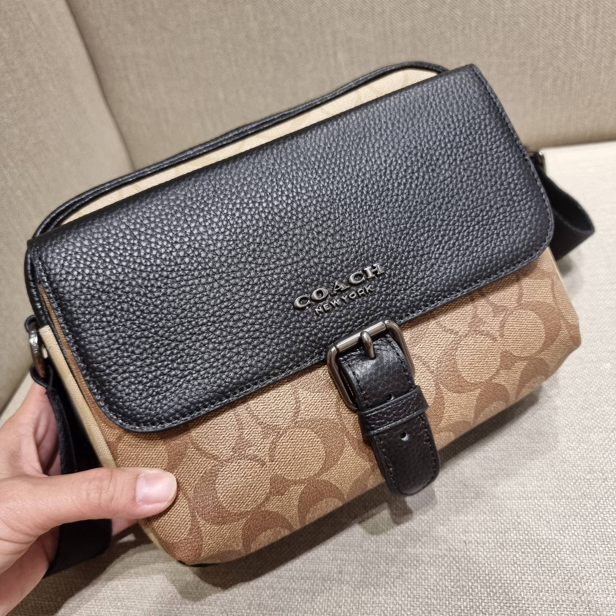 COACH C6080 HUDSON CROSSBODY IN BLOCKED SIGNATURE CANVAS ยกความคูลมาให้หนุ่มๆถึงที่!! ไอเท็มเด็ดหายาก กระเป๋าสะพายข้างดีไซน์ตัดสี เท่ไม่ซ้ำ วัสดุหนังแคนวาสสลับหนัง pepble ทนทาน ใช้งานง่าย ด้วยฝาปิดแบบกระดุมแม่เหล็กด้านหน้า และซิปที่ช่องหลัก ใช้ของได้เลยแบ