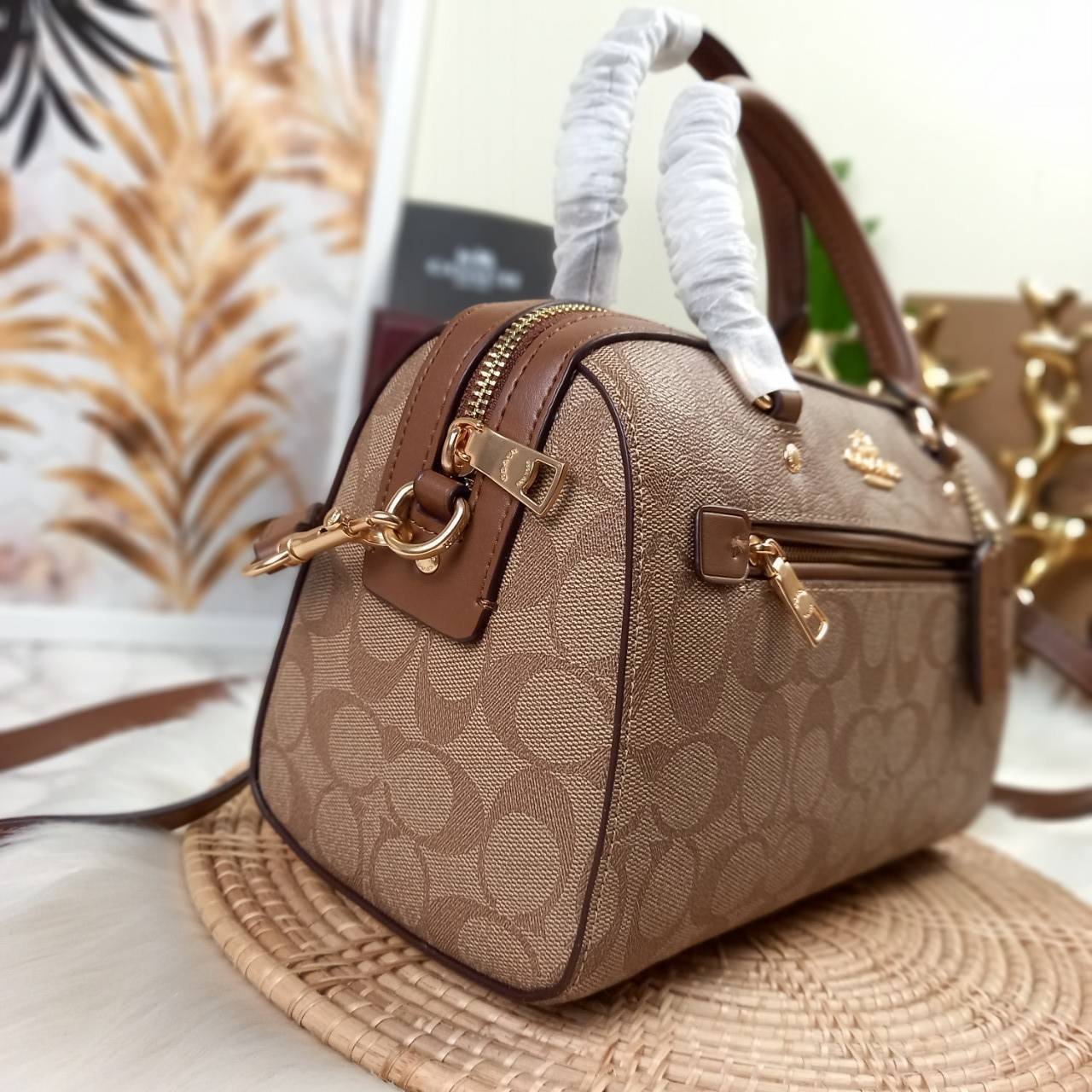 COACH ROWAN SATCHEL IN SIGNATURE CANVAS (COACH F83607)🌺ระดับตัวTOP ยกให้เธอเลย กับรุ่นนี้💃//หมอน 10" รุ่นมีช่องซิปด้านหน้า สามารถแยกเก็บของสำคัญๆได้อย่างเป็นสัดส่วน สำหรับใครที่ชอบกระเป๋าที่จุของได้เยอะๆ รุ่นนี้ตอบโจทย์ได้เลย แนะนำว่า