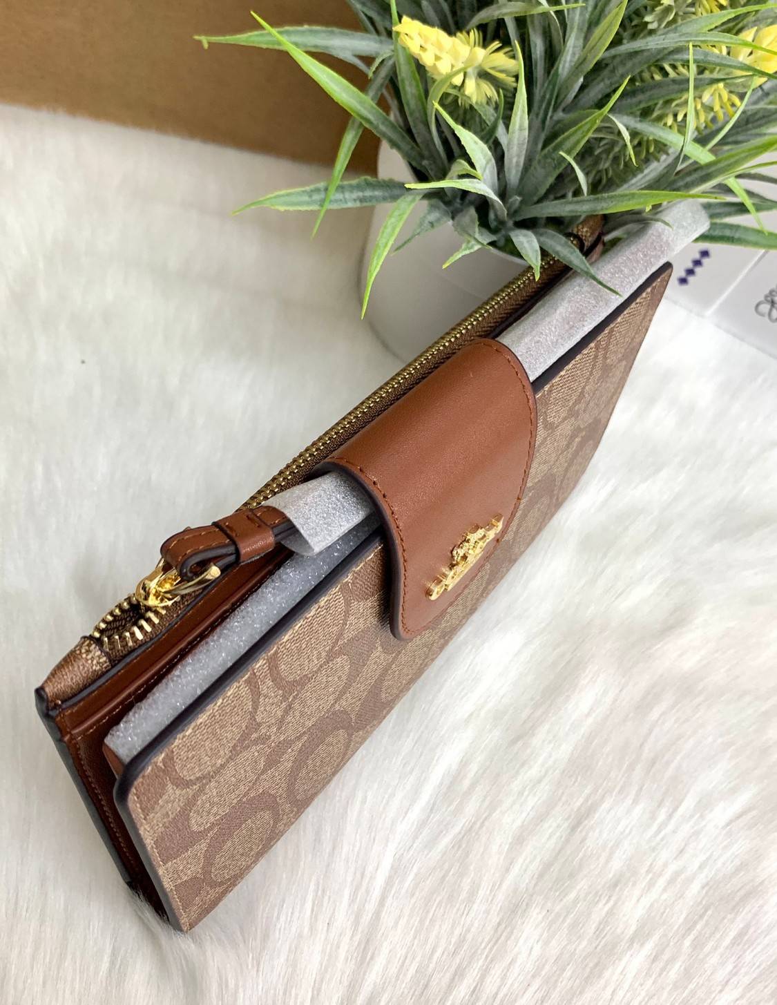 พร้อมส่งครบ 5 สี กระเป๋าสตางค์ที่สาวๆต้องมีติดตัวค่าา😘 COACH TECH WALLET IN COLORBLOCK SIGNATURE ((C2874)) ✔️กระเป๋าเงินใบยาว หนังแท้ พร้อมสายคล้องมือในตัวค่ะ ✔️เปิดปิดด้านหน้าแบบฝากระดุม ภายในมีช่องใส่ธนบัตร2ช่อง ;สามารถใส่มือถือ ip