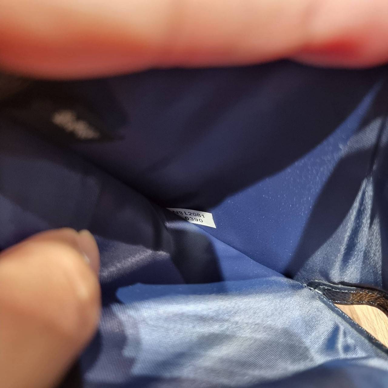 COACH 6390 MEDIUM CORNER ZIP WALLET เดอะเบสท์รุ่นที่สาวๆตามหา!! ดีไซน์ใหม่ สวยสะกด!! กระเป๋าสตางค์ใบกลาง สีคลาสสิค เรียบแต่แฝงความหรู บอกเลยว่ามันละมุนมาก!! ด้วยวัสดุหนัง crossgrain ที่ดูแลรักษาง่าย และยังดูผู้ดี ถือใช้แล้วขับผิวทุกสี ภายในมีช่องใส่บัตรแล