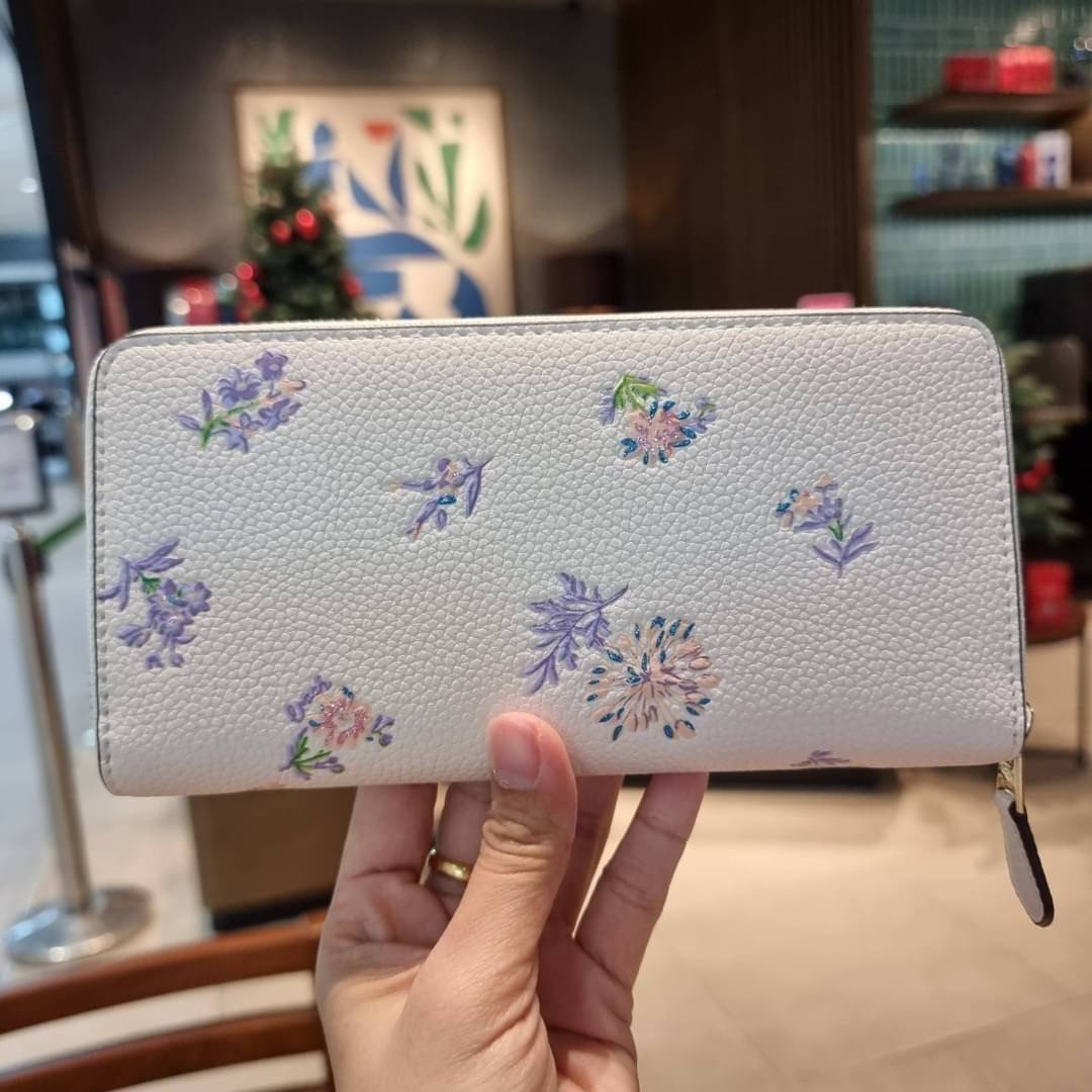 COACH ACCORDION ZIP WALLET IN SIGNATURE CANVAS WITH DAISY BUNDLE / MEADOW PRAIRIE / SPACED WILDFLOWER / DAISY BUNDLE PRINT C0033/F31778/69832 กระเป๋าสตางค์ใบยาว ลวดลายน่ารักน่าใช้มากๆ พื้นเป็นลายซีเอกลักษณ์ วัสดุหนังแคนวาสเคลือบลาย เปิด-ปิดด้วยซิปรอบ ใส่ม