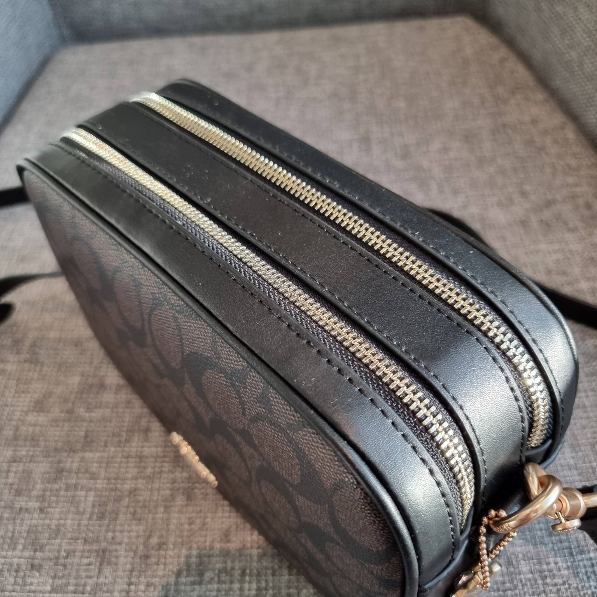 OUTLET 】COACH F68168 JES CROSSBODY IN SIGNATURE CANVAS รุ่นยอดฮิต!! กระเป๋าสะพายข้าง รุ่น 2 ซิป ใบใหญ่จุใจ สีคลาสสิคขายดี!! วัสดุหนังแคนวาสเคลือบลาย เปิด-ปิดด้วยซิป 2 ช่องหลัก ใช้งานง่าย ทรงสวยมากๆรุ่นนี้ มาพร้อมสายสะพาย crossbody ปรับได้ตามตัว ภายในใส่ขอ