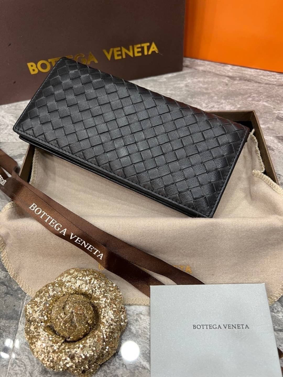 VIP 】หนังแท้ BOTTEGA VENATA WALLET กระเป๋าสตางค์ใบยาว รุ่นตามหา มาเท่าไหร่ไม่เคยพอเลยค่า เป็นรุ่นคลาสสิกที่หยิบมาใช้งานได้บ่อยที่สุด งานหนังแท้ทั้งใบสวยมากนะคะ ใช้ทนทานได้นานเลย ภาพสินค้าถ่ายจากงานขายจริง พร้อมส่งที่ไทยราคาสุดคุ้มห้ามพลาดค่ะ!