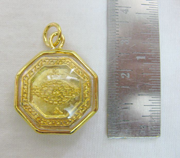 จี้ยันต์8ทิศ(โป๊ยข่วย)(ค้มครอง สะท้อนสิ่งไม่ดี)แบบใหญ่ล้อมเพชรเลี่ยมทองไมครอนค่ะ