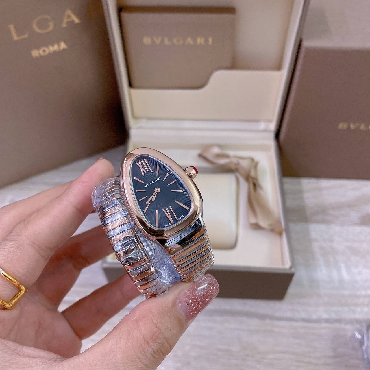 BVLGARI SERPENTI WATCH 24mm 26mm นาฬิกาบุลการี รุ่นหน้าปัดไม่มีเพชร นาฬิกาผู้หญิง ระบบถ่าน Quartz ภาพสินค้าถ่ายจากงานขายจริง