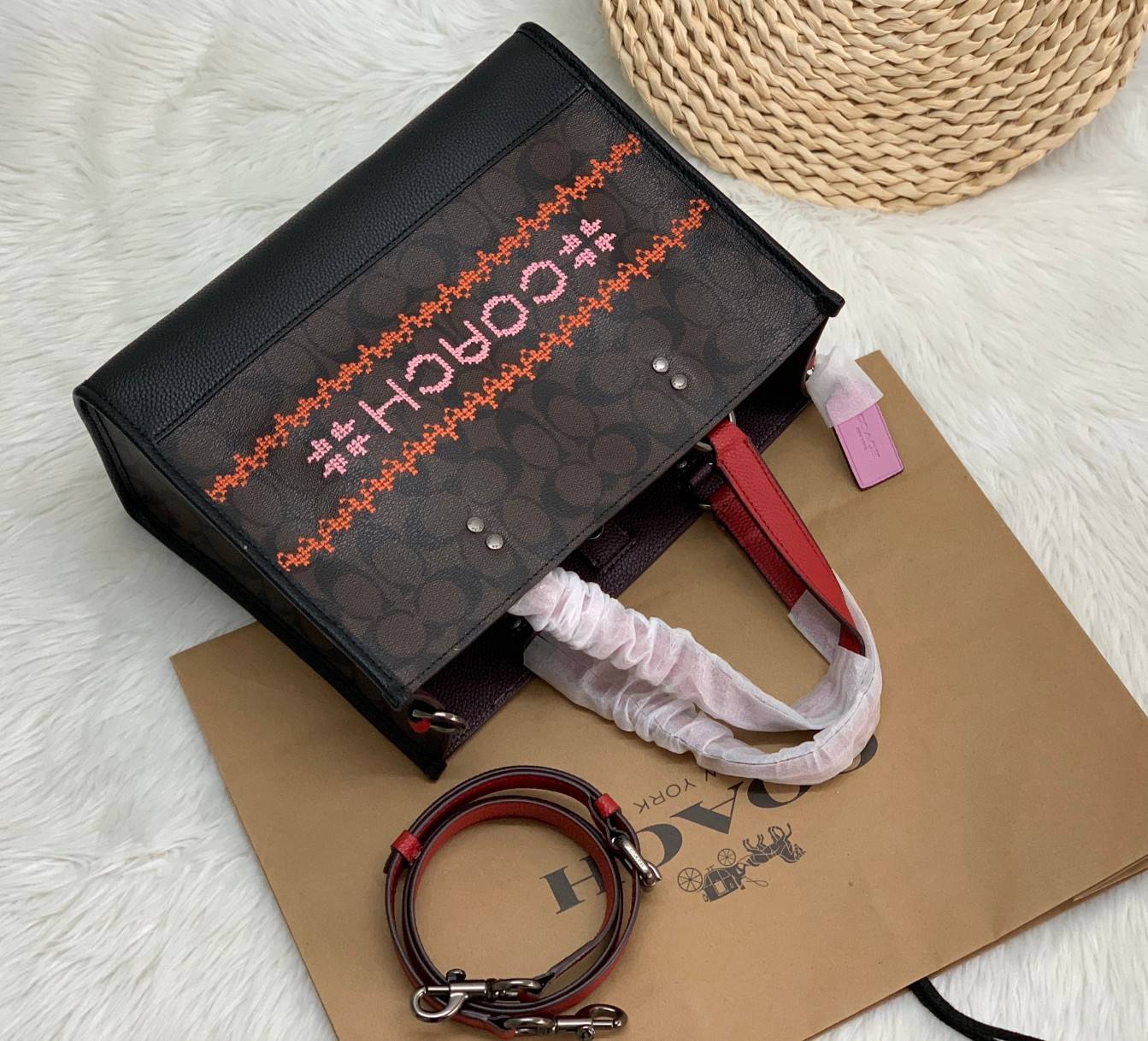 พร้อมส่ง 4ลาย 🌈ไม่มีในช๊อปไทยจร้าา😘 COACH DEMPSEY CARRYALL IN SIGNATURE JACQUARD WITH STRIPE AND COACH PATCH (C2826,C1527,C4113) พร้อมส่งความสวย! คุณภาพจัดเต็มค่ะ กระเป๋าทรงTote วัสดุ Jackquard+หนังแท้ ได้ลงตัวสวยงาม ด้านหน้ามีโลโก้แบรนด์ว