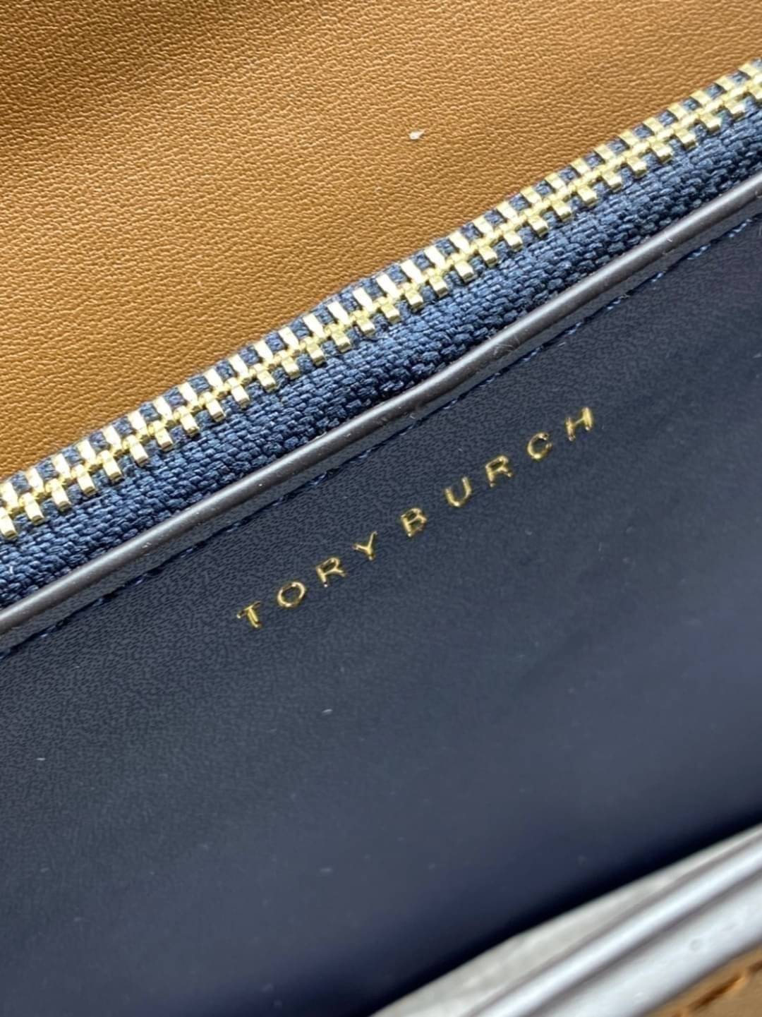 Tory Burch 75003 Eleanor Medium Convertible Shoulder Bag พร้อมส่งที่ไทย อีกรุ่นที่น่าครอบครองมากๆค่ะ กระเป๋าสะพายข้างและทบสายเป็นคล้องไหล่ได้ หนังแท้ชั้นดี ใช้ได้กับทุกๆโอกาส ห้ามพลาด ก่อนหมดนะคะ!!