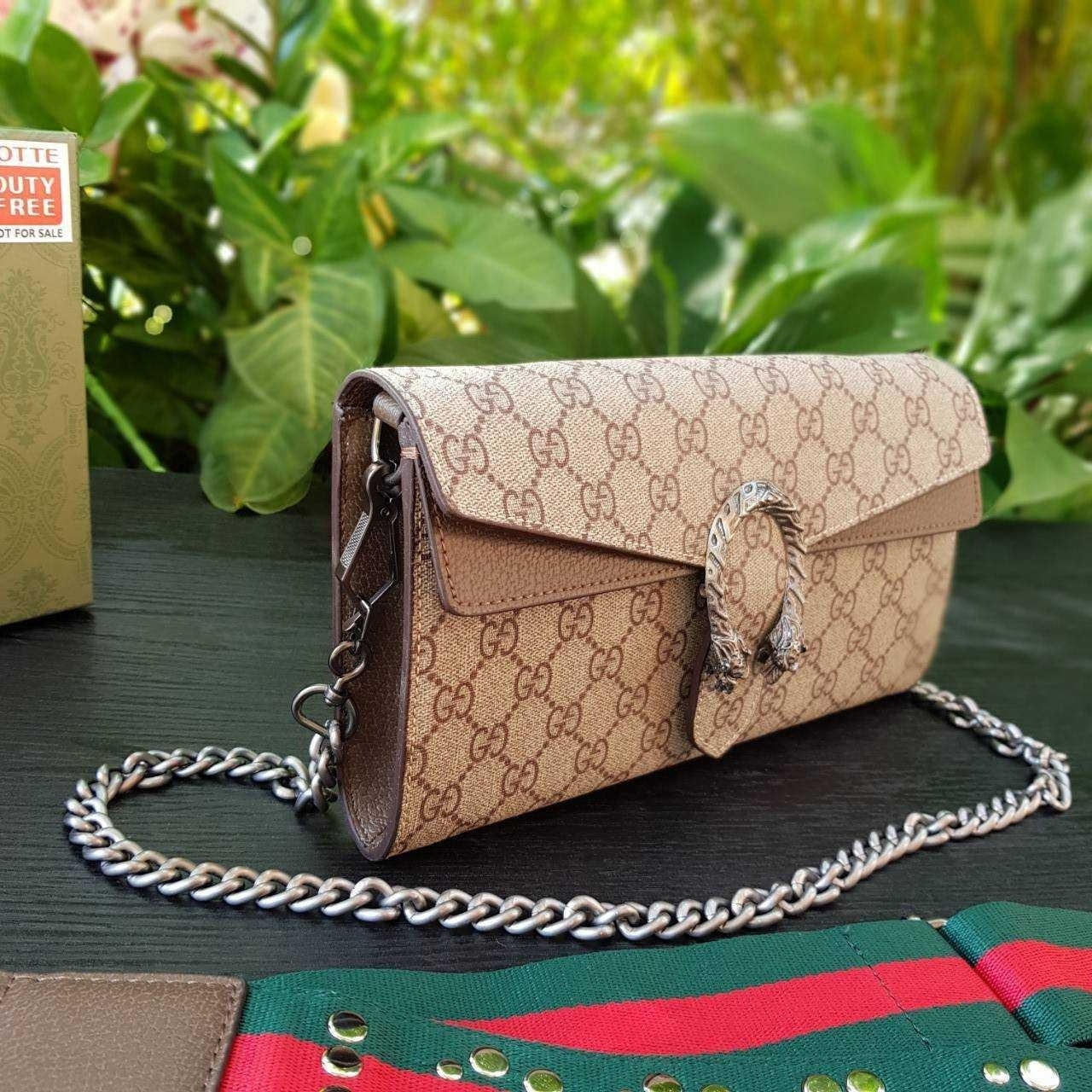 GUCCI Dionysus GG small shoulder bag กระเป๋าถือ กระเป๋าสะพายทรงสวย หรูหรา และดูแพง มาพร้อมสองสายสายพายให้เลือกปรับใช้งาน ถอดออกได้ทั้งสองสาย ถือเป็นครัชเก๋ๆได้ ดูดีมากๆ