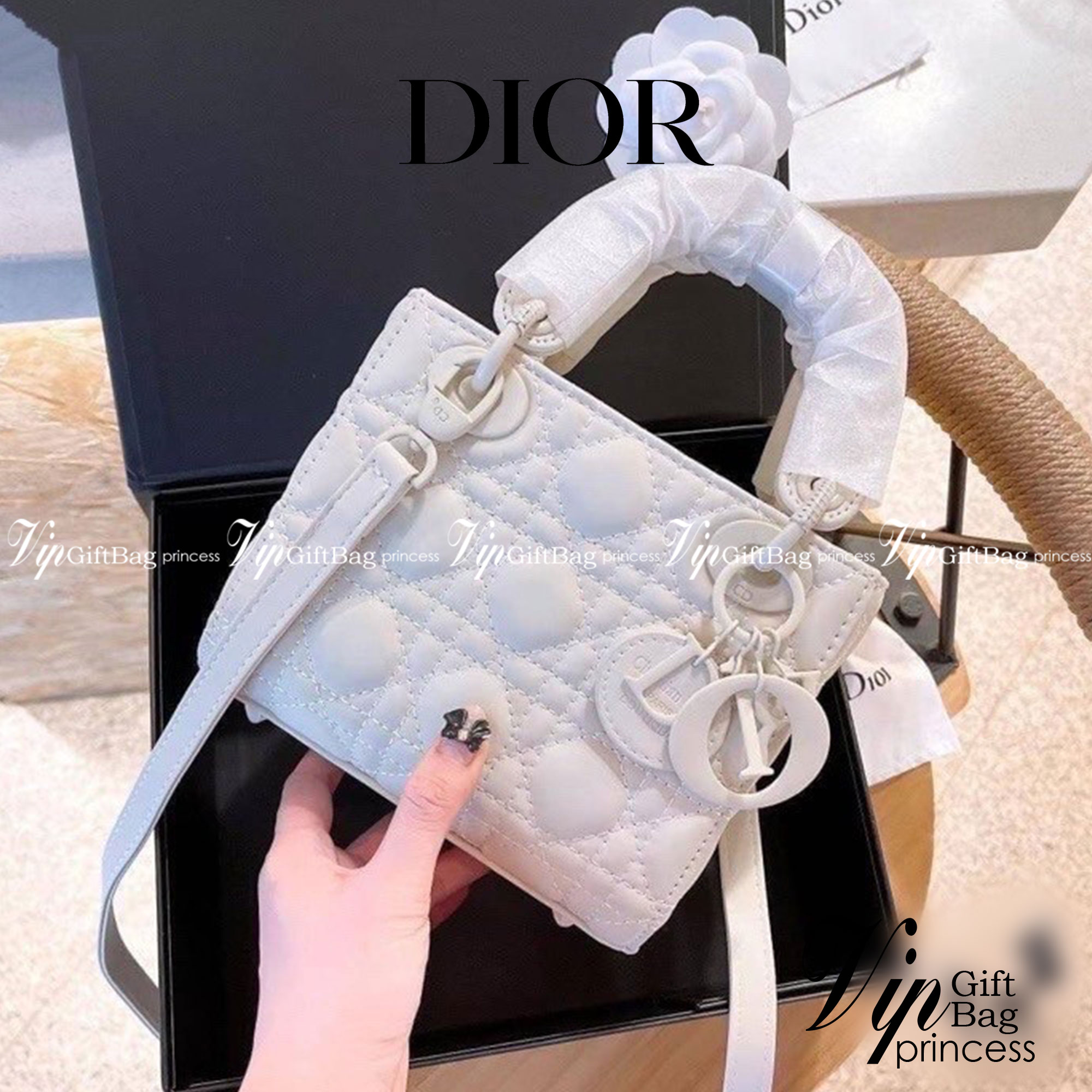 DIOR CD LADY BAG / Christian Dior Lady Dior Ultra-Matte Bag พร้อมส่ง 5 โทนสีพาสเทลหวานๆ น่ารักละมุน ตัวห้อยโลโก้โทนสีเดียวกระเป๋า น่ารักมากค่ะ ดีไซน์เรียบง่าย แต่แฝงไปด้วยความหรูหรา ทรงกล่องคลาสสิค วัสดุหนังแท้ มีหูจับในตัวและสายครอสบอดี้สุดเลิศ มาพร้อมสา