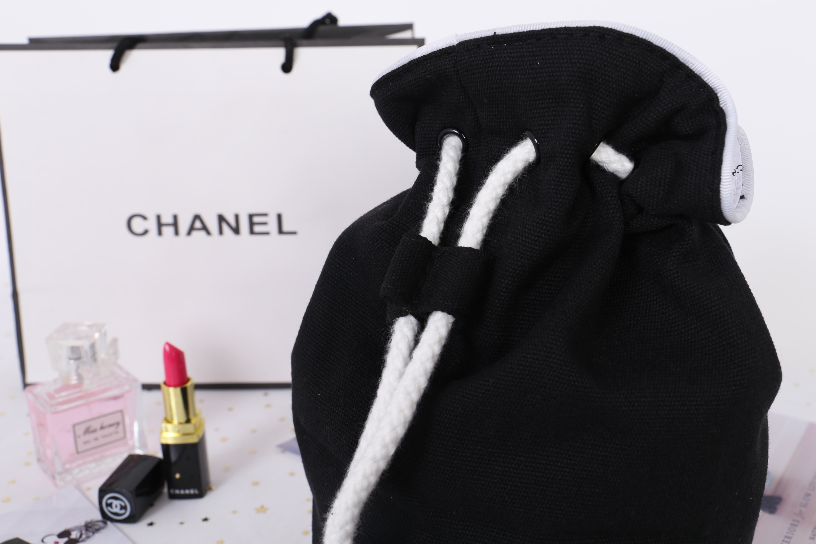 CHANEL VIP BEAUTE AUTHENTIC CANVAS DUFFLE BAG VIP Gift With Purchase รุ่น Limited Edition จาก Chanel Beaute ของแท้นำเข้าจากเคาเตอร์ต่างประเทศ วัสดุ Canvas เนื้อหนาภายในบุด้วย 100% Polyester สกรีนโลโก้แบรนด์ เปิดปิดแบบ Drawstring ใส่ ipad mini เครื่องสำอาง