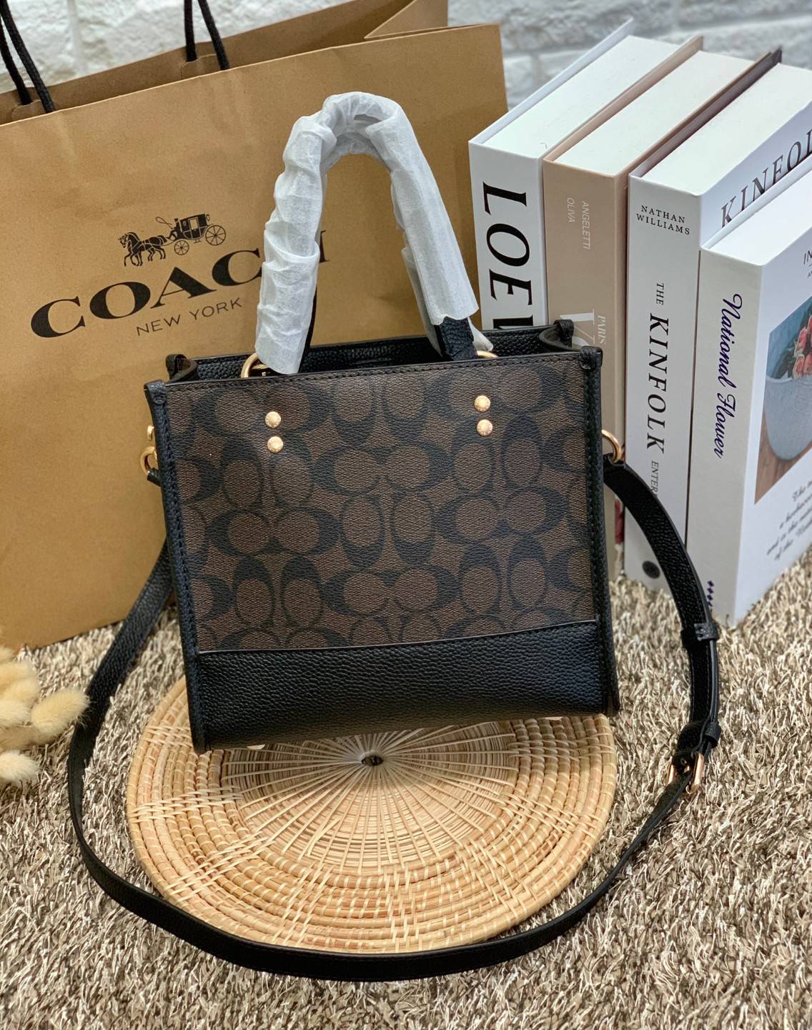 น่าใช้มากๆ สวยเกินราคาไปเลยจร้าา😘 COACH FIELD TOTE 22 SMALL BAG ((C5122)) พร้อมส่งความสวยที่ไทยค่ะ! กระเป๋าหิ้วหรือสะพายข้างได้ หนังแท้นิ่ม ใบจริงสวยมากๆเลยค่ะ ปากกระเป๋าแบบกระดุมแม่เหล็ก ภายในกว้างใส่ของจำเป็นของสาวๆได้เยอะเลย มีช่องซิปและช่องเล็