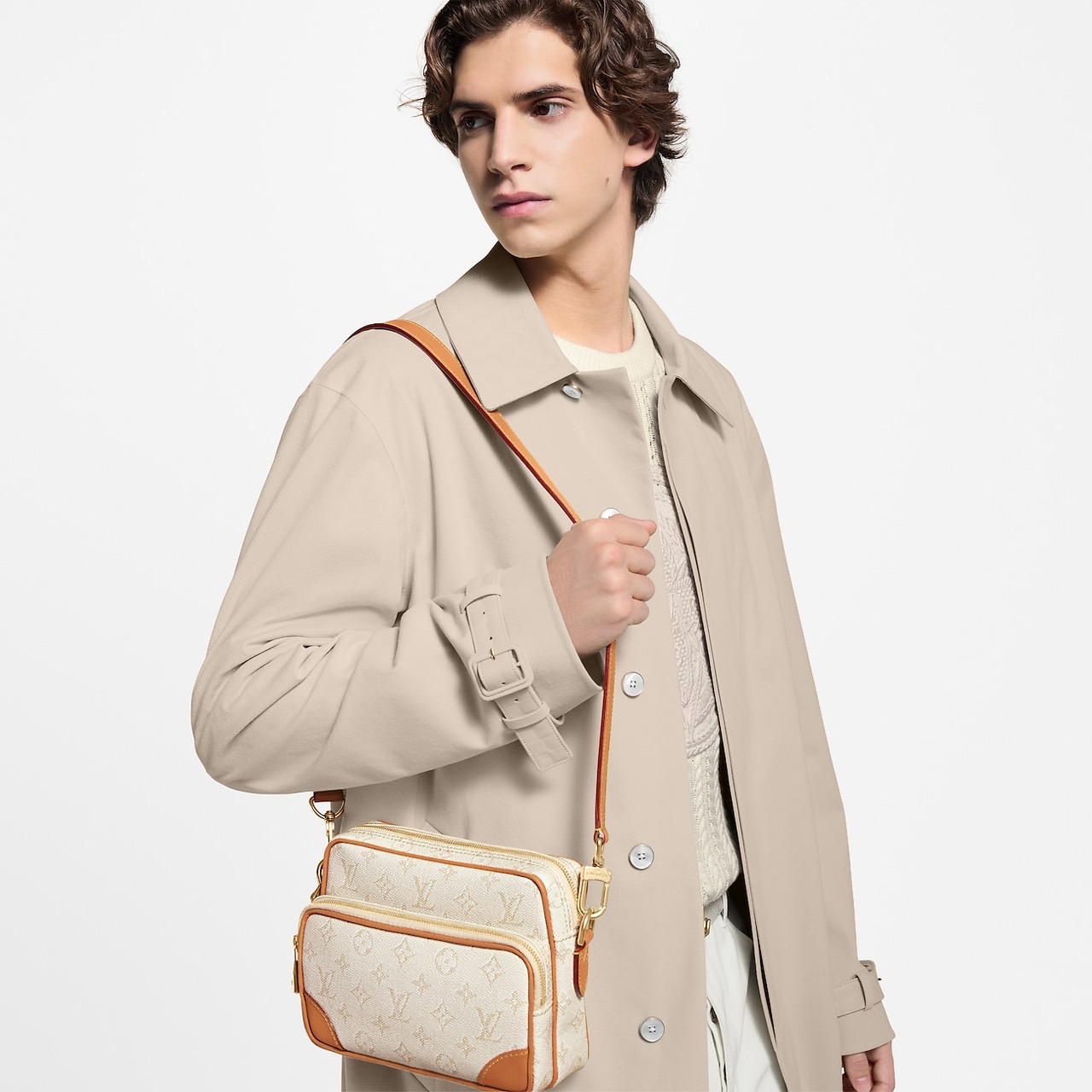 ORI หนังแท้ | LV Nil Messenger Bag / Nil D16 / Nil G71 กระเป๋าสะพายทรงแมสเซ็นเจอร์ พร้อมพอคเก็ตซิปหน้า และหูจับถอดได้ ถือเป็นคลัทเท่ๆ ได้เลย มาพร้อมรองบ่า/สายสะพายถอดได้ สะดวกใช้งาน