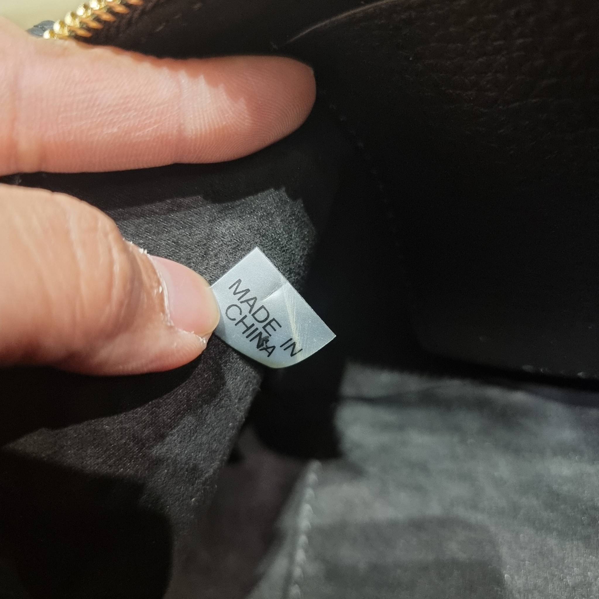 TORY BURCH MCGRAW WEDGE กระเป๋าสะพายไหล่ ทรงสวยไม่ซ้ำ ไม่เกร่อ!! สะดวกใช้งาน ดีไซน์เรียบแต่แฝงความหรู และคลาสสิคในตัว วัสดุหนังลูกวัว สัมผัสดี สวยคม เปิด-ปิดด้วยซิป ภายในเป็นช่องโล่ง มีช่องย่อยเก็บบัตร มาพร้อมสายสะพายในตัว ปรับได้อีกเล็กน้อย ไอเท็มนี้เหมา