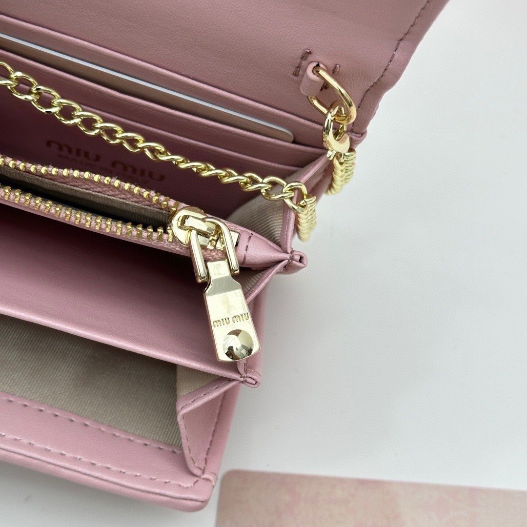 Miu Miu Quilted Wallet On Chain / MIU MIU Wallet Nappa Matelassé Leather กระเป๋าสตางค์หนังแนปป้า พร้อมสายสะพายอะไหล่ทอง