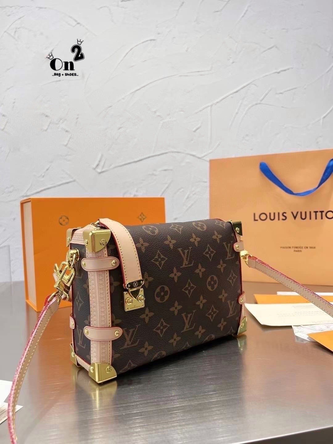 LV Side trunk pm / LV Soft Box Side Trunk Ladies Shoulder Messenger Bag กระเป๋าสะพายทรงกล่อง ที่สาวๆเรียกร้อง วัสดุหนังแคนวาส ดีไซน์ทุกอย่างได้ลงตัว หรูหรา อัพลุคได้ทุกสไตล์ ราคาสุดคุ้ม รุ่นนี้เป็น unisex ด้วยน้า ใช้ได้ทั้งหนุ่มๆและสาวๆไปเลย