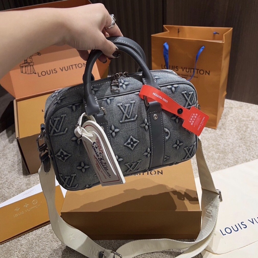 LV Denim Camera Box Bag กระเป๋าสะพายทรงกล่อง งานเดนิมฟอก คอลใหม่สุดคลาสสิก สวยเท่ห์มาก ปั้มลายโมโนแกรมนูนสวยโด่ดเด่น