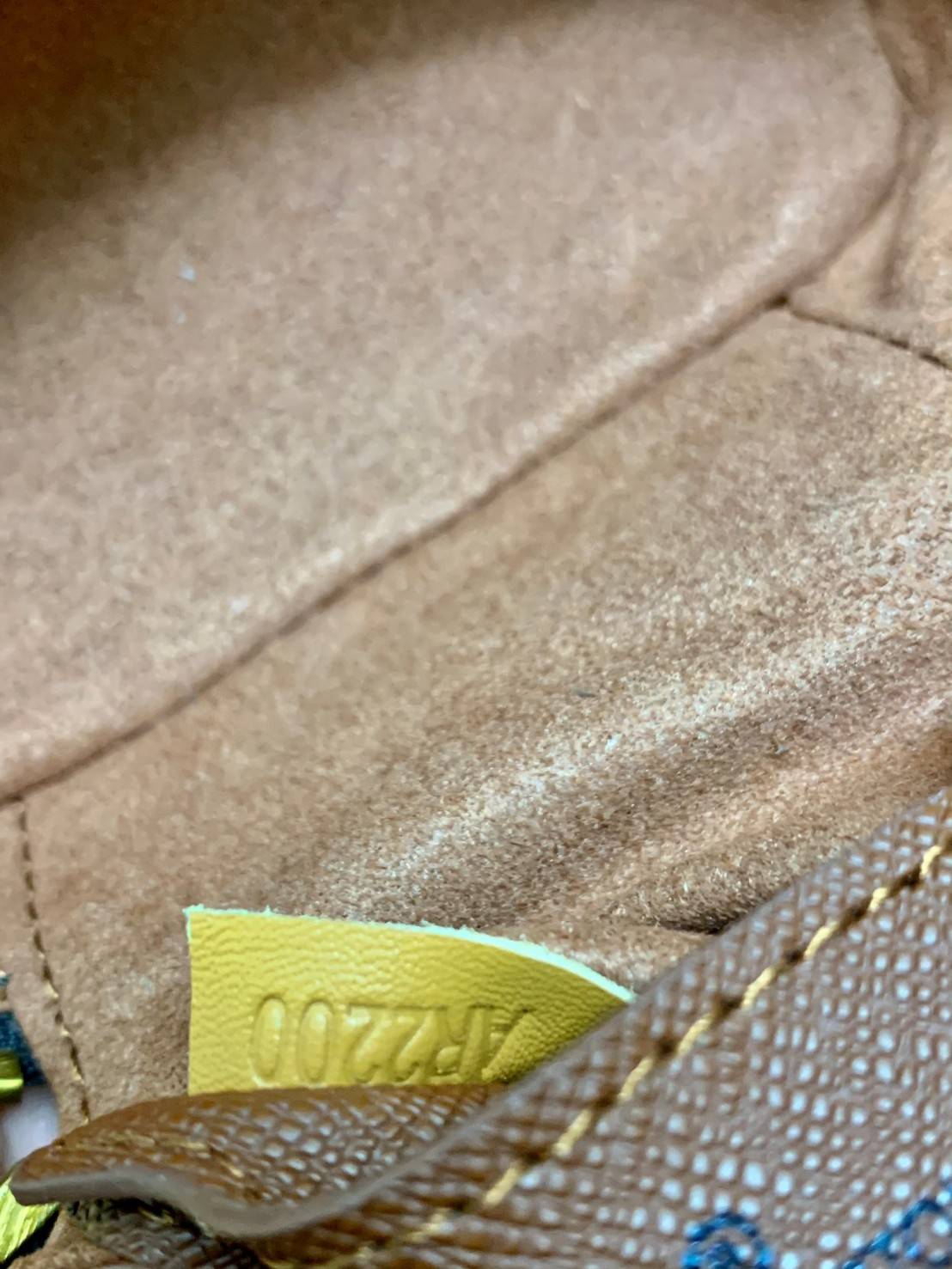 สวยม๊ากก อยากให้มีจริงจ้าา LOUIS VUITTON VIRGIL ABLOH PHONE BOX MONOGRAM BROWN LEGACY BAG 📣พร้อมส่งที่ไทยอีกครั้ง พลาดรอบนี้ รอนานเลยน๊าา! ต้องบอกเลยรุ่นนี้หนุ่มๆสาวๆ ยุคนี้ค่องมีคิดตัวค่าา แค่อะไหล่ก็หรูไปเกินครึ่งแล้วค่าา😁