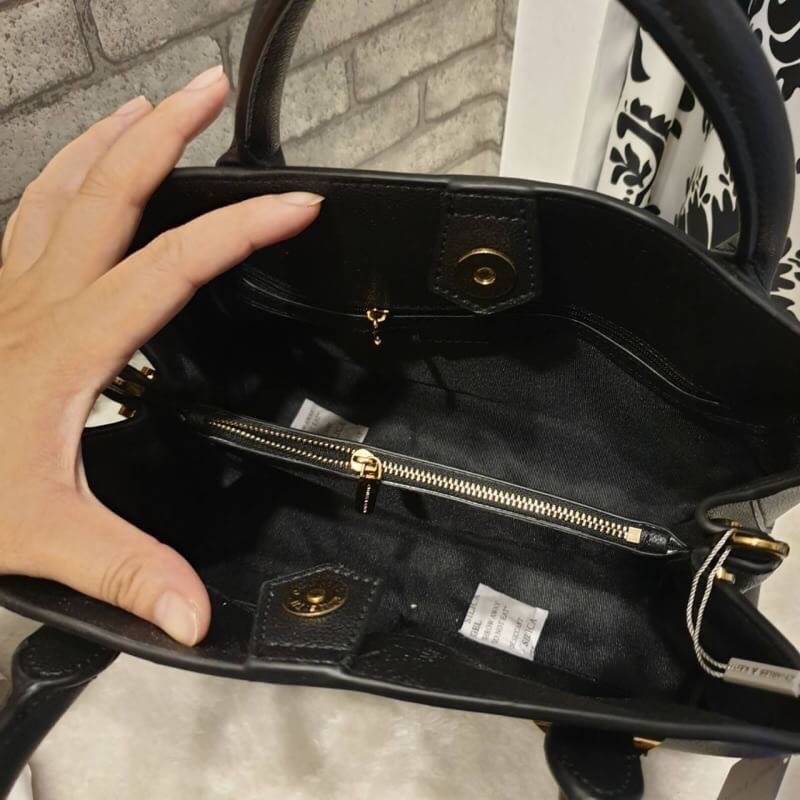 CHARLES & KEITH CLASSIC TOP HANDLE BAG กระเป๋าถือหรือสะพายใบใหญ่ ทรงแข็ง หนัง pu สวย ดีไซน์เรียบหรู ดูดี ด้านหน้าป้ายโลโก้แบบนูน ด้านหลังมีซ่องซิป 1 ช่อง เปิด-ปิดแบบกระดุมแม่เหล็ก ภายในมี 2 ช่องใหญ่ คั่นกลางด้วยช่องซิป มีหมุดรองรองฐานสี่มุม มาพร้อมสายสะพา