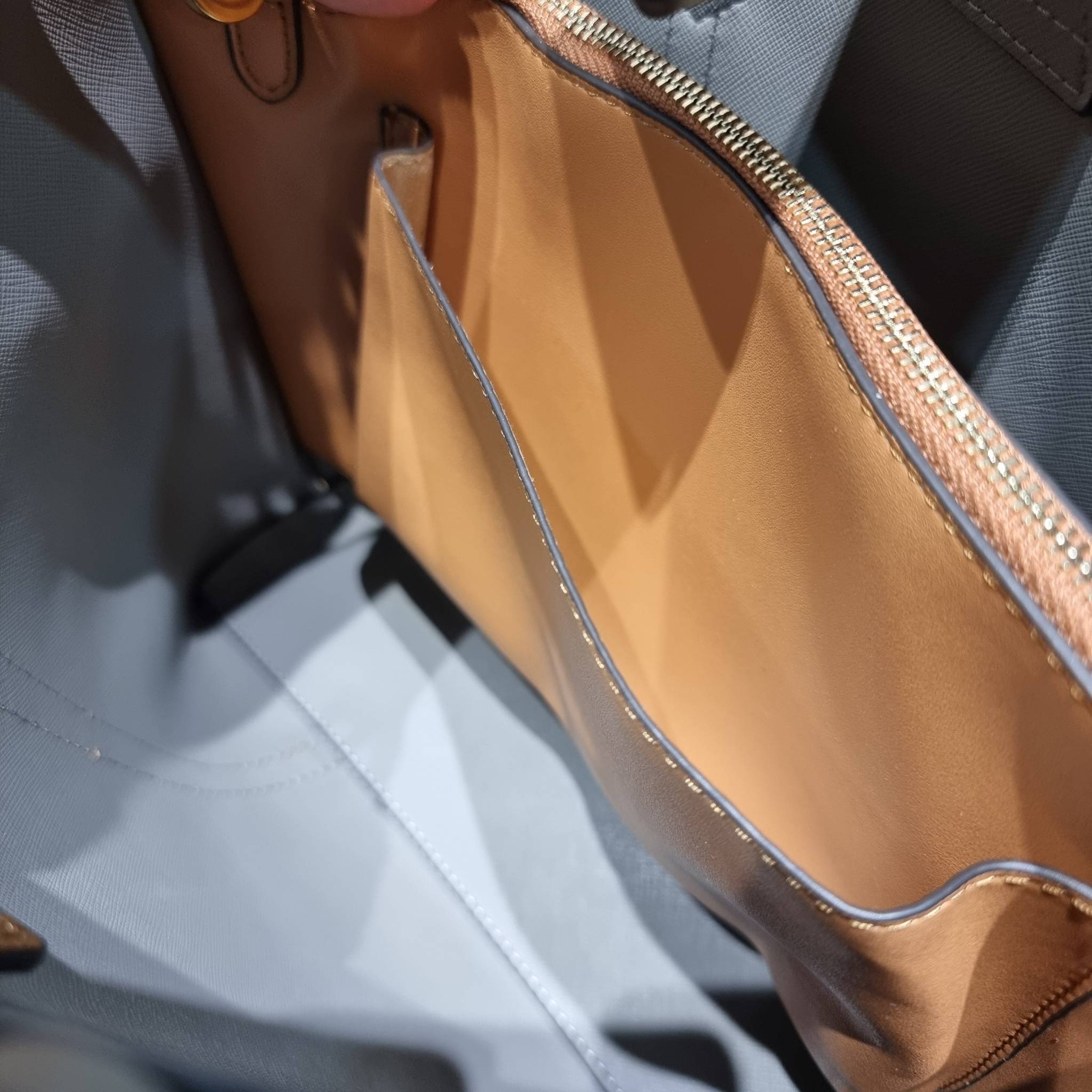 TORY BURCH PERRY SMALL TRIPLE COMPARTMENT TOTE BAG กระเป๋าโท้ทขนาดเล็ก รุ่นขายดี ทรงสวย ดีไซน์ออกมาให้ใช้งานได้ทุกลุค ทุกโอกาส