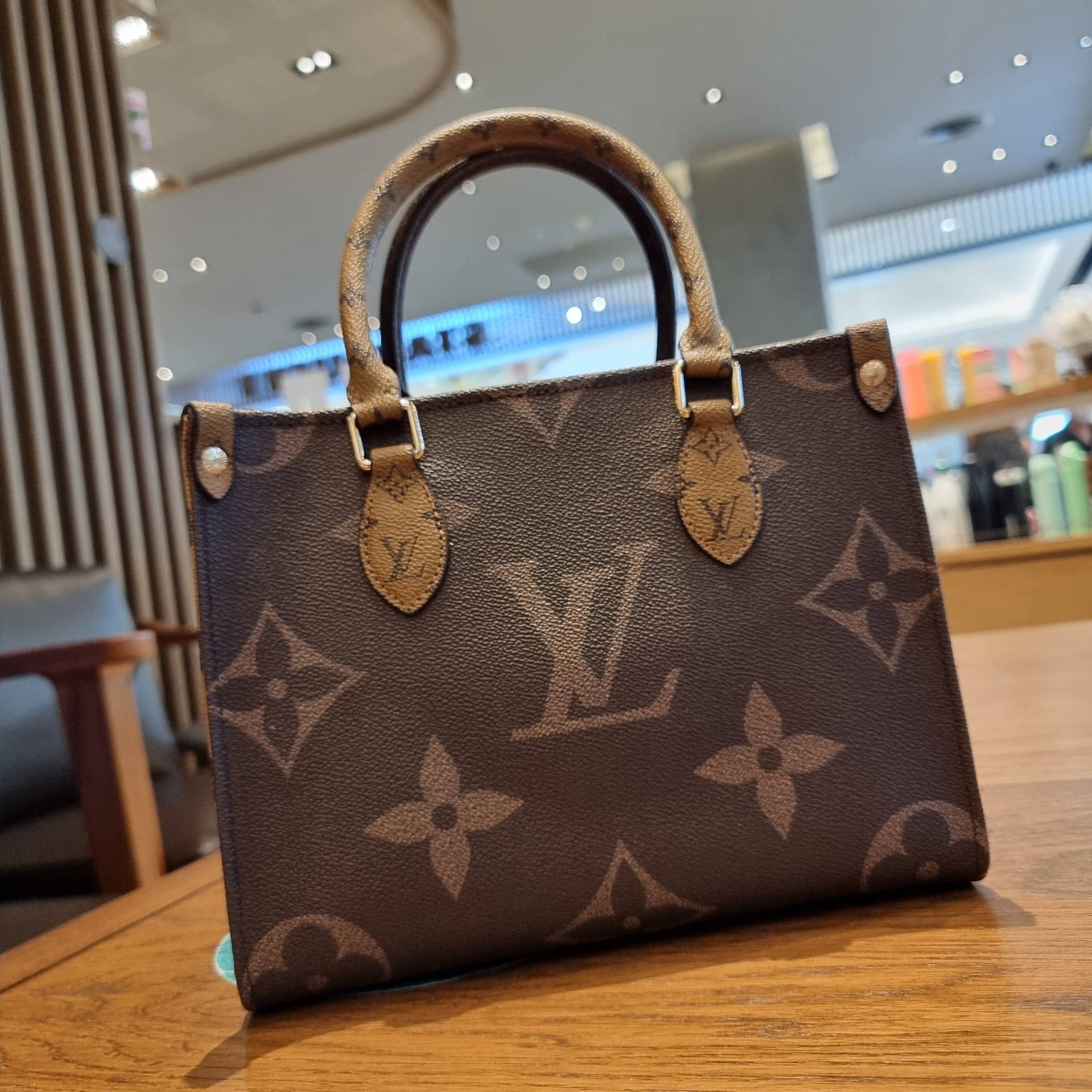 LV crossbody tote bag 10" 16" สเปเชี่ยล gift box set ในราคาที่แสนดี น่าคบหา!! สุดคุ้มและสวยที่สุดยันกล่อง!! ได้ไปยังไงต้องร้องว้าว!! กระเป๋าทรงโท้ทที่สาวๆตามหา ดีไซน์คลาสสิค ผู้ดี หรูหรา โทนสีใช้งานง่าย ได้ทุกลุค ทุกสไตล์ วัสดุหนังแคนวาสคุณภาพ ม