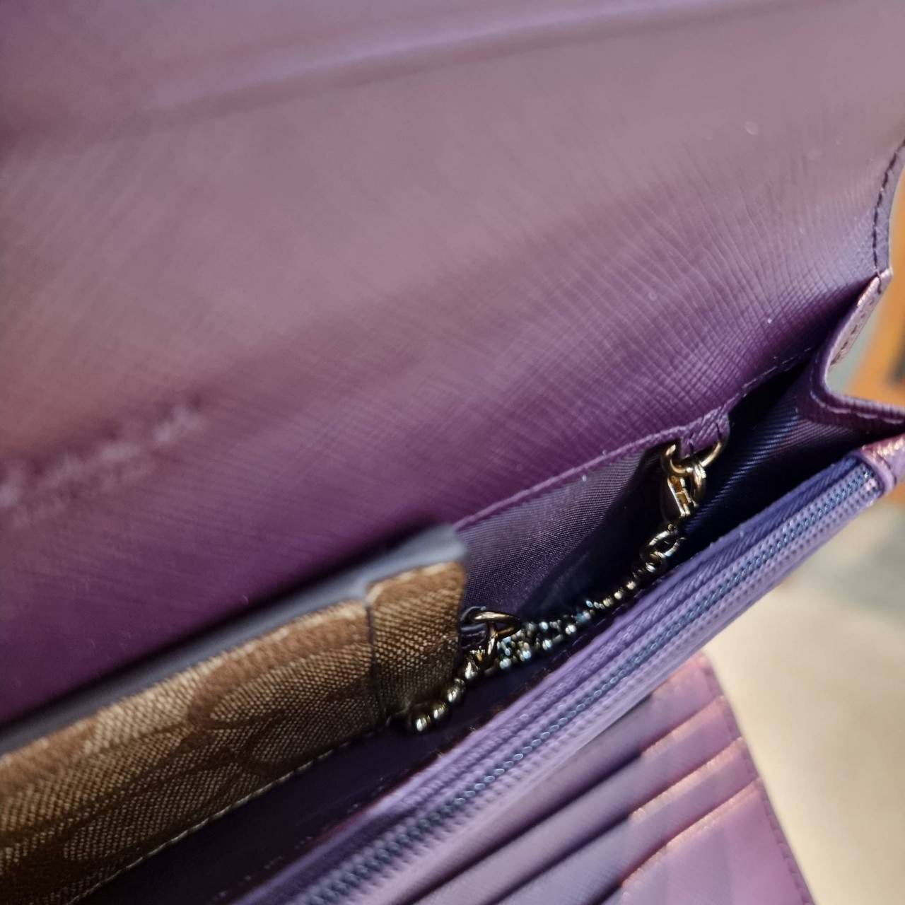 COACH F53763 TRIFOLD WALLET IN SIGNATURE กลับมาแล้วจ้า!! รุ่นขายดี!! 💓 ดีไซน์ใหม่ กระเป๋าสตางค์ใบยาว แถมที่ห้อยใส่บัตรแยกให้ (ถอดออกได้) น่ารักมากๆ ใช้งานง่าย เปิด-ปิดด้วยกระดุม ภายในใส่ธนบัตร ใส่บัตรได้เยอะ ใส่มือถือได้ไปอีก!! จุใจสุดๆ บอกเลยว่าใ