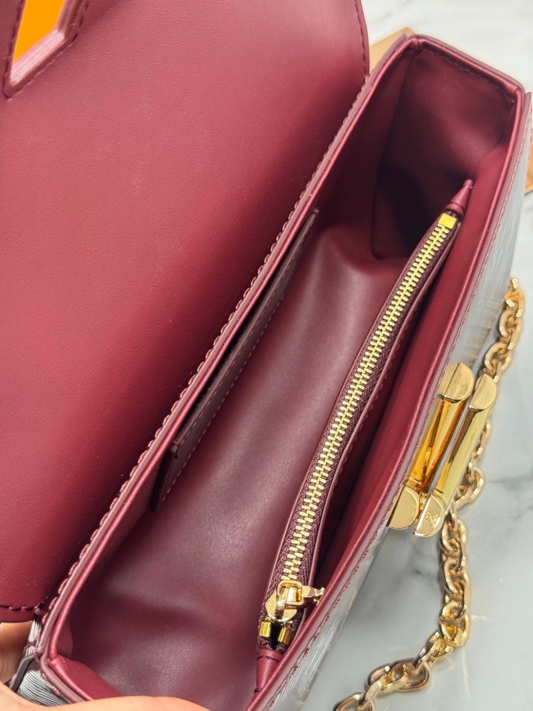 ORI หนังแท้ | LV Twist West Bag กระเป๋าสะพายหนัง Epi ลายเกรน สุดคลาสสิกมาดีไซน์ใหม่ในรูปทรงยาวเผยลุคมีระดับเหนือกาลเวลา ความหรูหราเข้ากับสตรีตสไตล์