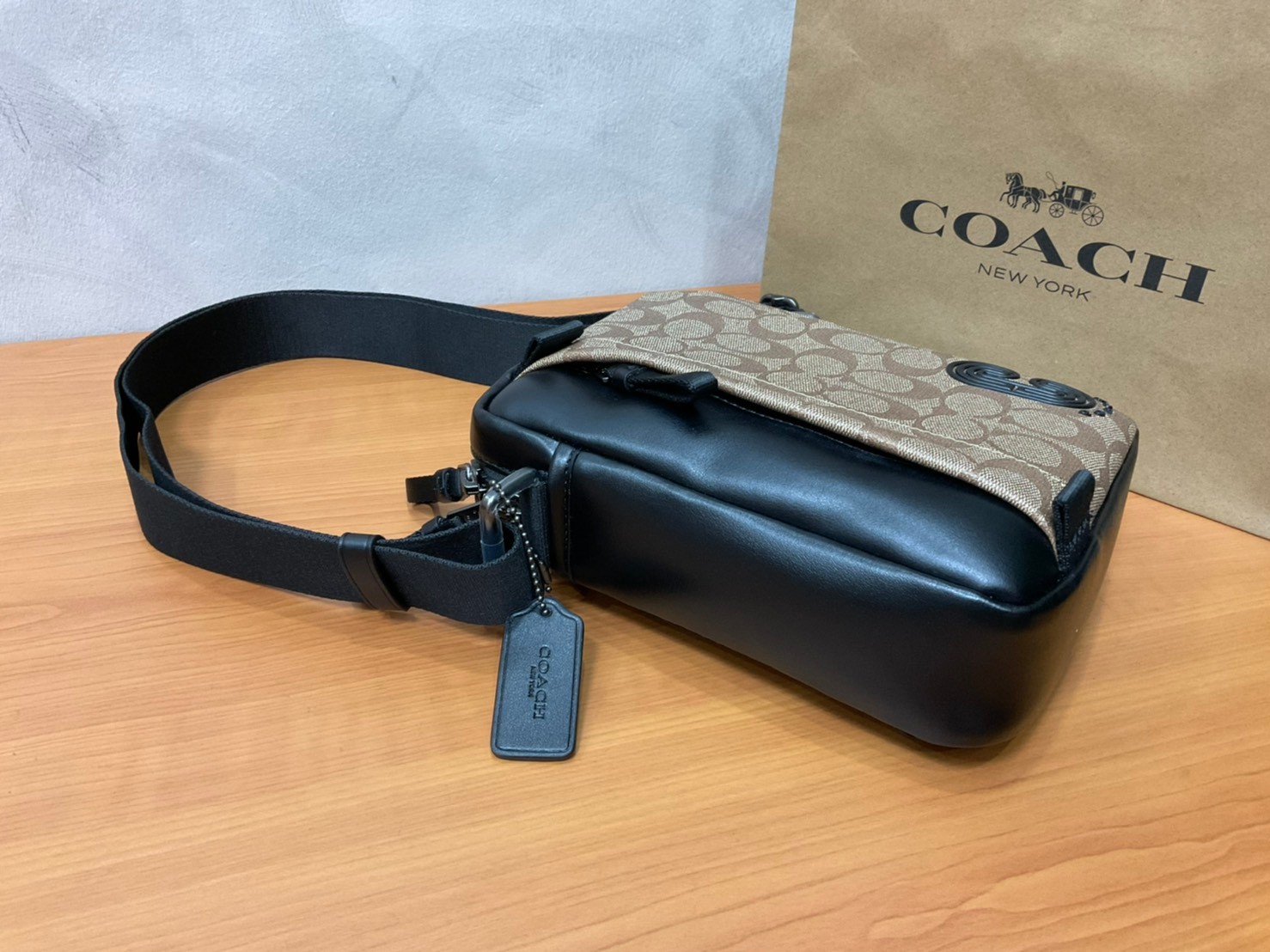 COACH NORTH/SOUTH EDGE CROSSBODY (COACH 5626) IN SIGNATURE CANVAS (COACH 6788) กระเป๋าสะพายผู้ชาย กระเป๋าสะพายรุ่นใหม่ ชนช็อป (!!)รุ่นหายาก สี COBALT MULTI วัสดุทำจาก หนังลูกวัวแท้ เนื้อเรียบ พิมพ์ลาย ขนาดกำลังดี