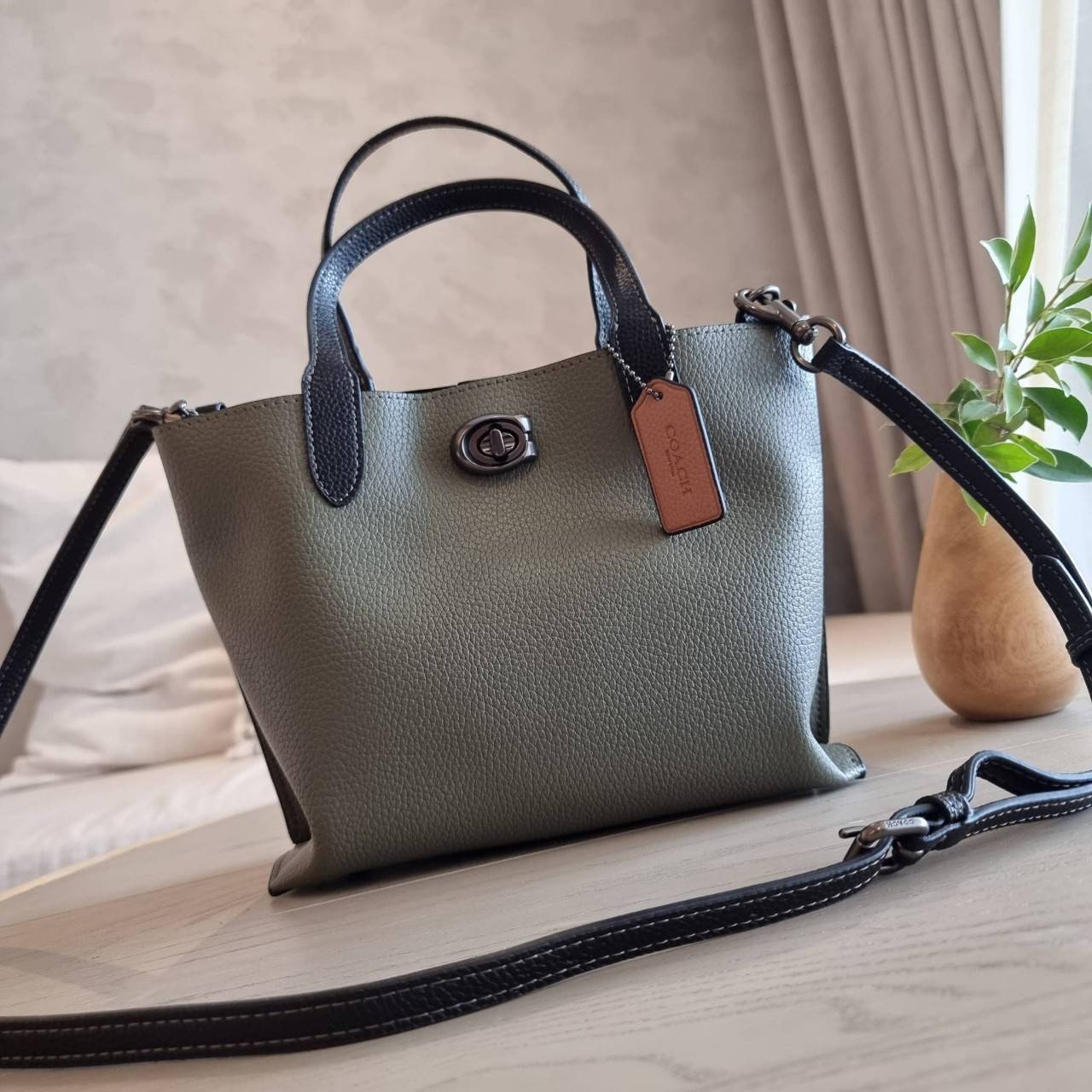COACH C8561 C8869 WILLOW TOTE 24 IN COLOR BLOCK น้องสาวลุคลูกคุณมาแล้วจ้า กระเป๋าถือ/สะพาย ดีไซน์คัลเลอร์บล็อค ลงตัว เรียบหรู ใบจริงคือผู้ดี๊ผู้ดี ใช่ได้ทุกๆโอกาส วัสดุหนัง pepble อยู่ทรง เปิดปิดด้วยตัวบิดล็อค และอีกฝั่งเป็นกระดุมแม่เหล็ก ภายในโล่งกว้าง ใ