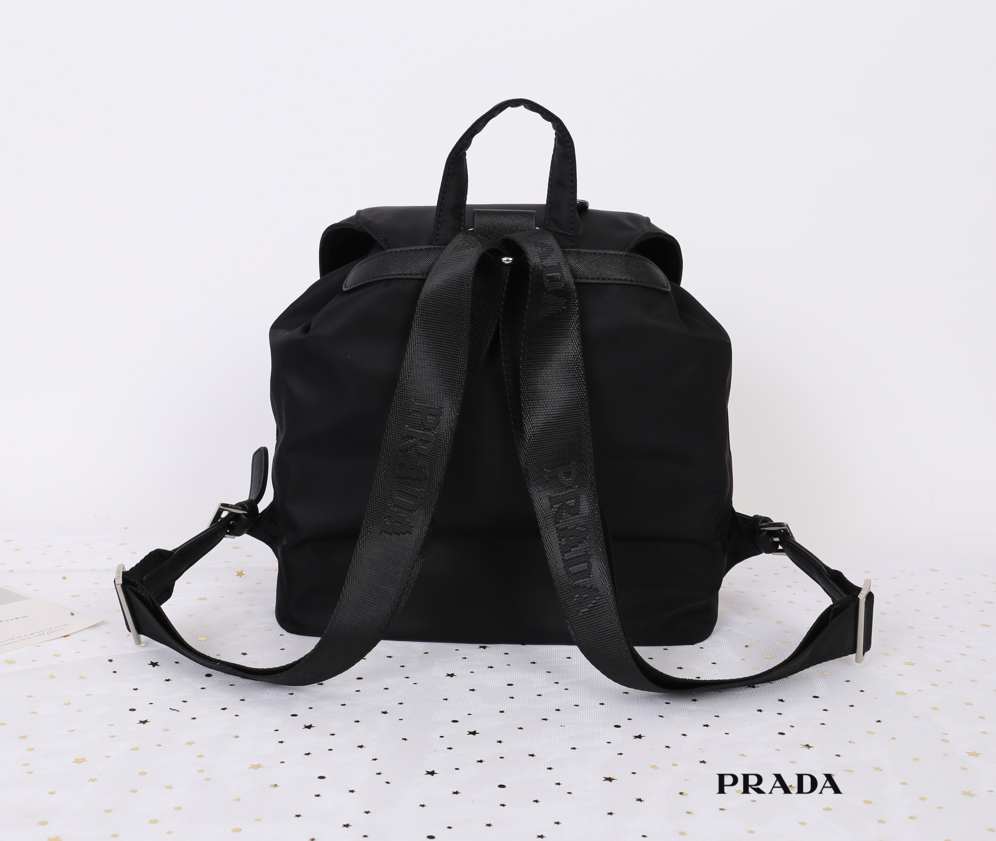 PRADA premium gift Nylon Backpack With Pocket วัสดุผ้าไนล่อนกันน้ำเนื้อหนาอย่างดี ใบนี้ ดีไซต์สวยเก๋ งานดีมากๆ อะไหล่แบรนด์ทุกจุด ใบนี้เก๋ตรงที่ เป็นเป้แบบหูรูด ทรงสวยน่ารัก แถมยังมีเปิดปิดด้วยกระดุมแม่เหล็กและแต่งด้วยเข็มขัดปรับได้ด้วย ด้านหน้ามีกระเป๋าอ