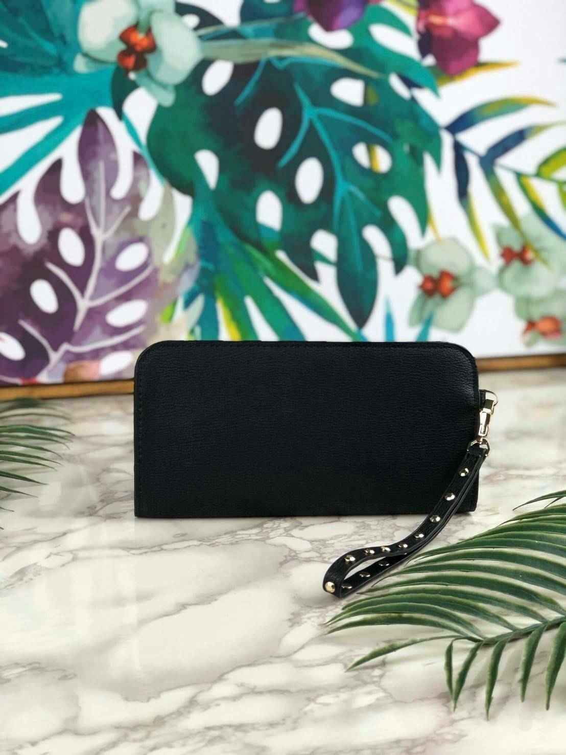 CHARLES & KEITH CLASSIC ZIP AROUND WALLET กระเป๋าเงินใบยาวซิปรอบ มีสายคล้องมีสีเข้ากระเป๋า 1 เส้น ใช้งานง่ายมากๆ คล้องมือก็เก๋ ด้านหน้าปั๊มโลโก้แบรนด์ เปิดปิดด้วยซิปรอบ ที่สายคล้องมือแต่งหมุดสีสวยเด่น ถอดสายได้ จุบัตรได้ 12 ใบ มีช่องซิปใส่เหรียญและช่องใส่