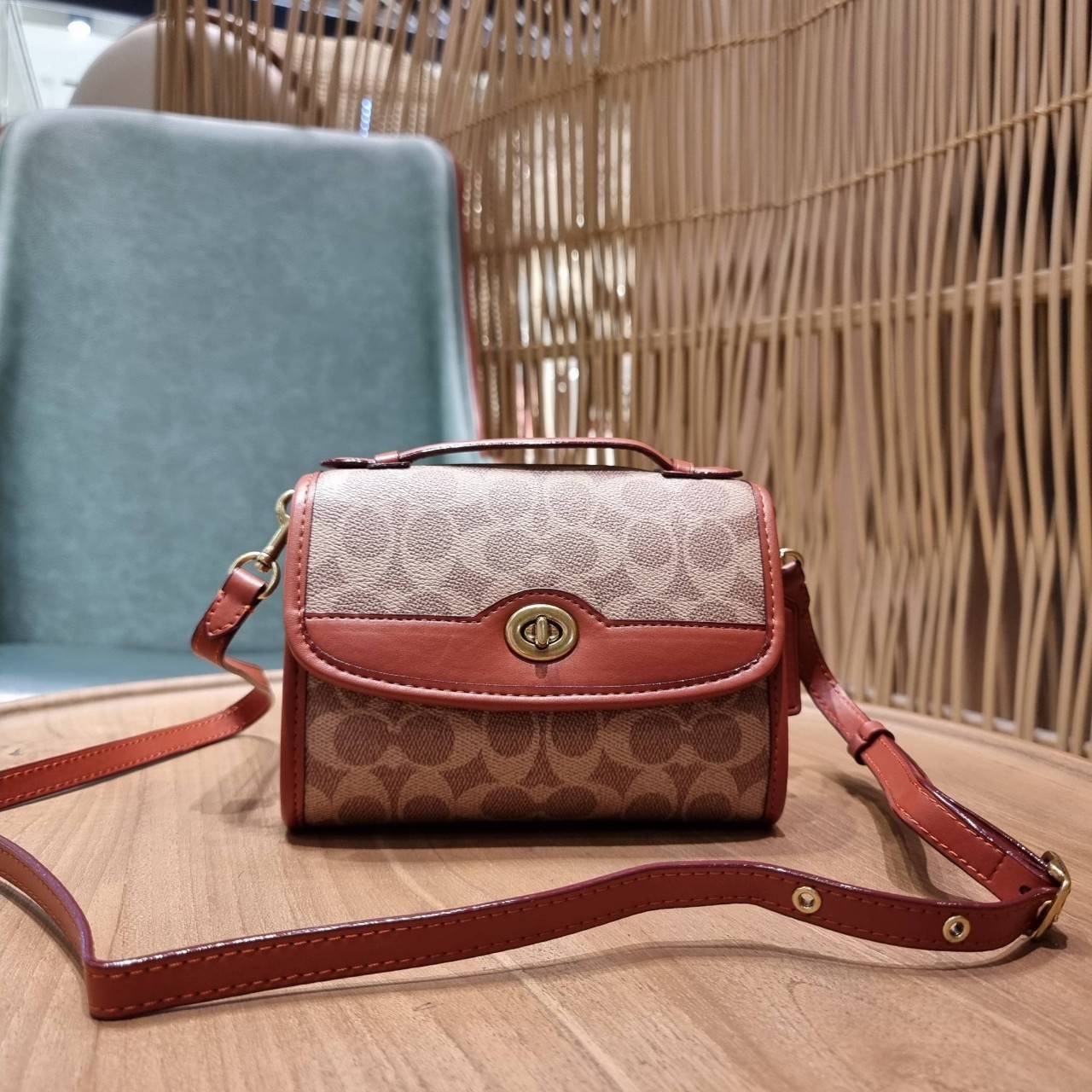 COACH C4204 KIP TURNLOCK CROSSBODY IN SIGNATURE CANVAS คอลเลคชั่นใหม่ สาวกงานดีไซน์สีสนิมต้องปลื้ม!! กับกระเป๋าสะพายข้าง ขนาดพกพาง่าย ใช้งานสะดวกมากๆ วัสดุหนังแคนวาสเคลือบลาย ตัดขอบด้วยหนังแท้ เปิด-ปิดด้วยตัวบิดล็อคแน่นหนา ภายในเป็นช่องโล่ง มีช่องใส่บัตร 