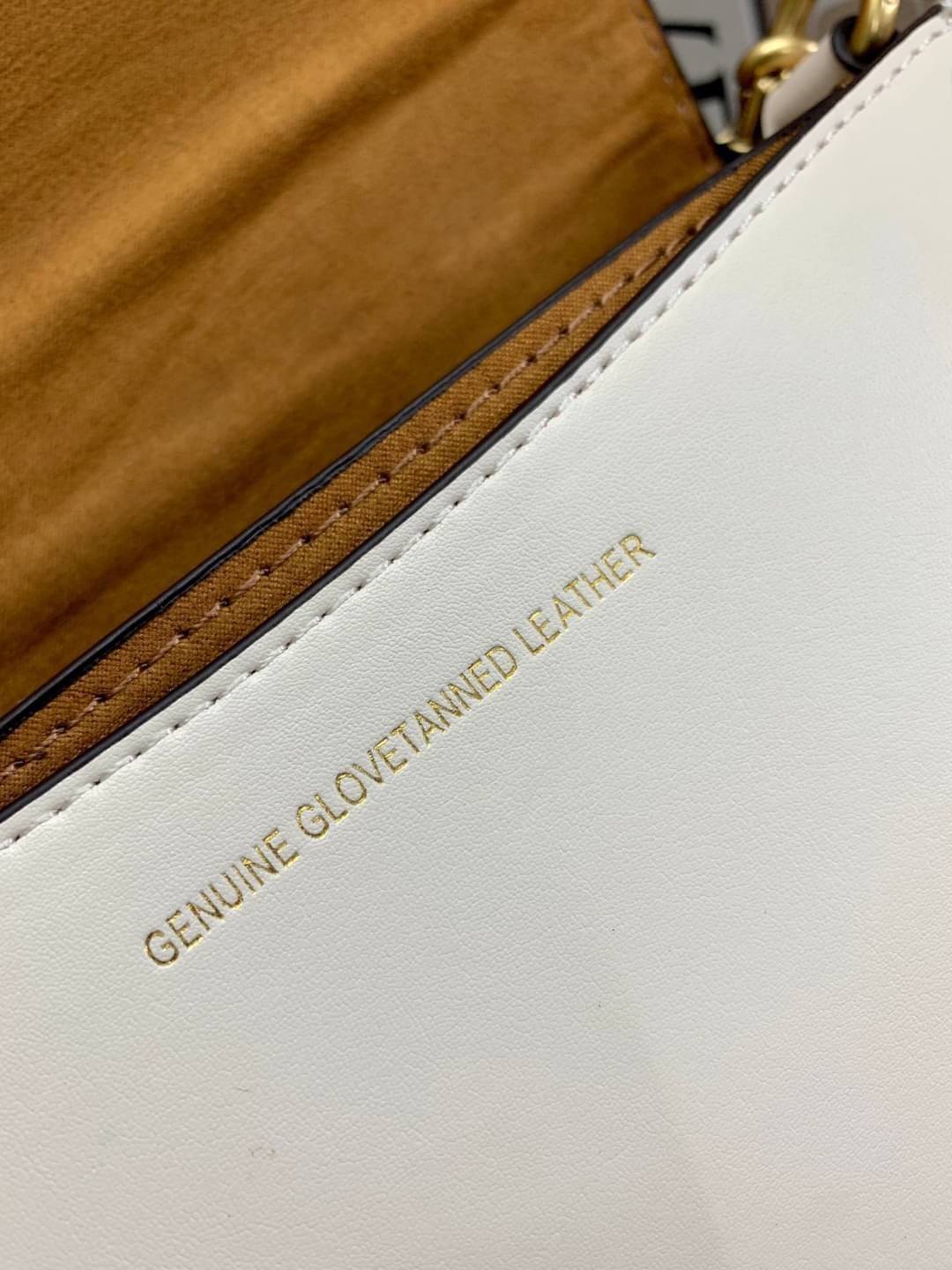 สวย หรู แถมสุดคุ้มกันเลยจร้าา💋 COACH BEAT SADDLE BAG ((C3837//C0749)) พร้อมส่งที่ไทยอีกครั้ง ห้ามพลาดค่าา!! กระเป๋าสะพายครอสบอดี้ร์ วัสดุหนังแท้ชั้นดีที่สุด! หนังสวย บวกกับอะไหล่แบรนด์ที่ดูเด่นคลาสสิคตรงด้านหน้าค่ะ เปิดปิดกระเป๋าแบบกดล็อค ภายในสาม