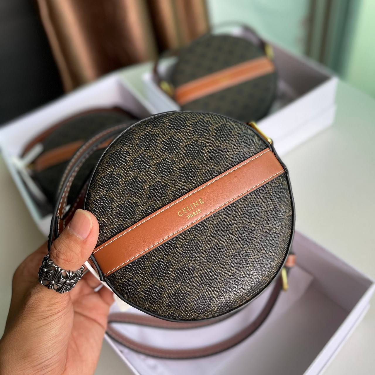 VIP GIFT 】หนังแท้ CELINE TRIOMPHE ROUND PURSE ON STRAP กระเป๋าทรงครอสบอดี้ ใบกลมเล็กน่ารัก วัสดุหนังแท้ทั้งใบ ตกแต่งด้วยโลโก้แบรนด์ มาพร้อมสายหนังยาว กับสไตล์น่ารักคุณหนู ห้ามพลาดค่ะ!!