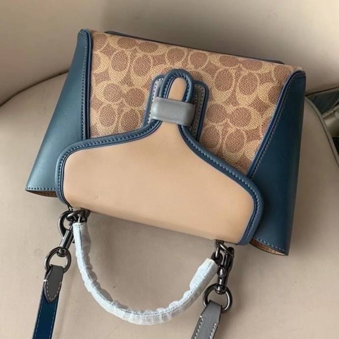 COACH COURIER CARRYALL 23 IN COLORBLOCK SIGNATURE CANVAS พร้อมส่ง 7 แบบ พร้อมส่ง ลุคดูไฮสุดๆค่ะ! กระเป๋าสะพายหนังหรูหราและคลาสสิค หนังแท้ชั้นดีที่สุด น้ำหนักเบา หนังสวยมากก สัมผัสแล้วหลงรักแน่นอนจ้าา😘