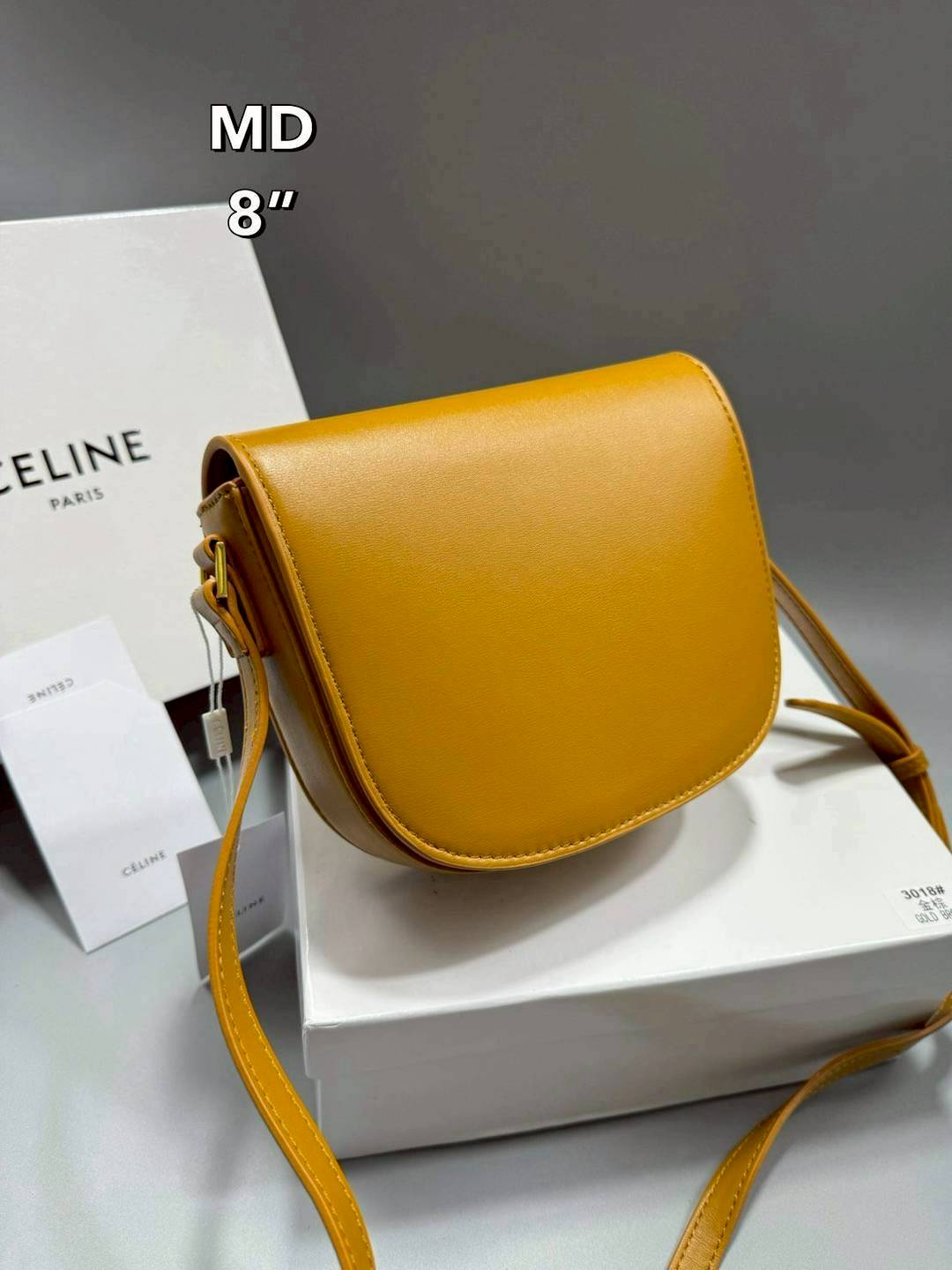 CELINE Besace Clea in Shiny กระเป๋าสะพายทรงสวย โค้งมนอยู่ทรงพร้อมโลโก้หน้าสีทองสวยหรู Best item ดีไซน์เรียบหรูดูแพง ฮิตสุดในเกาหลี ใช้ได้ทั้งชายหญิง