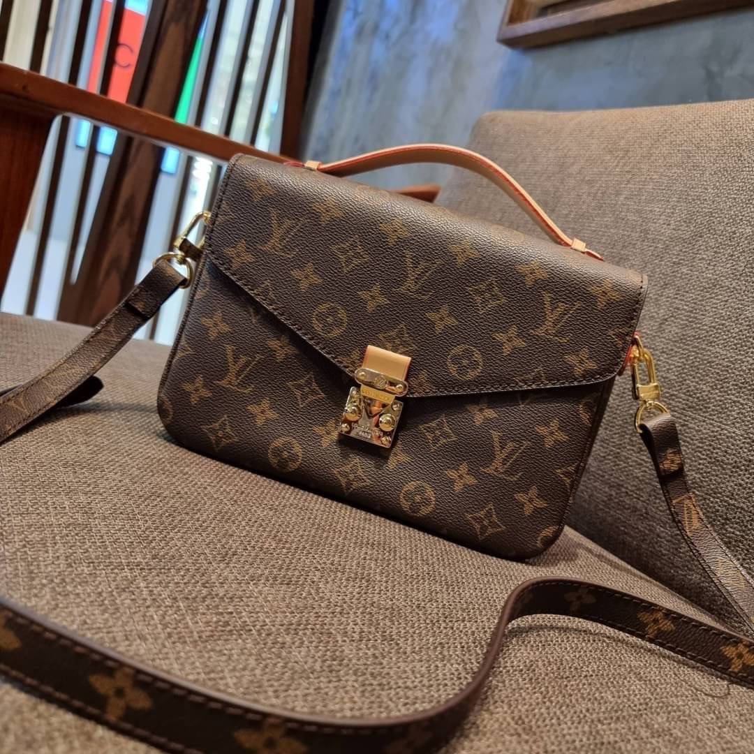 ยกระดับให้ตัวเอง กับไอเท็มสุดเลิศ ที่สาวๆตามหา LV pochette metis กระเป๋าถือ/สะพายทรงสวย คลาสสิค ดีไซน์เรียบง่าย แต่แฝงความหรู วัสดุหนังแคนวาสคุณภาพดี เปิดปิดด้วยตัวบีบล็อค ด้านหลังมีช่องซิปแยก ภายในซับสวยงามมาก ดูแพงที่สุด แบ่งสัดส่วนดูเหมาะ น่าใช้จริงๆ ส