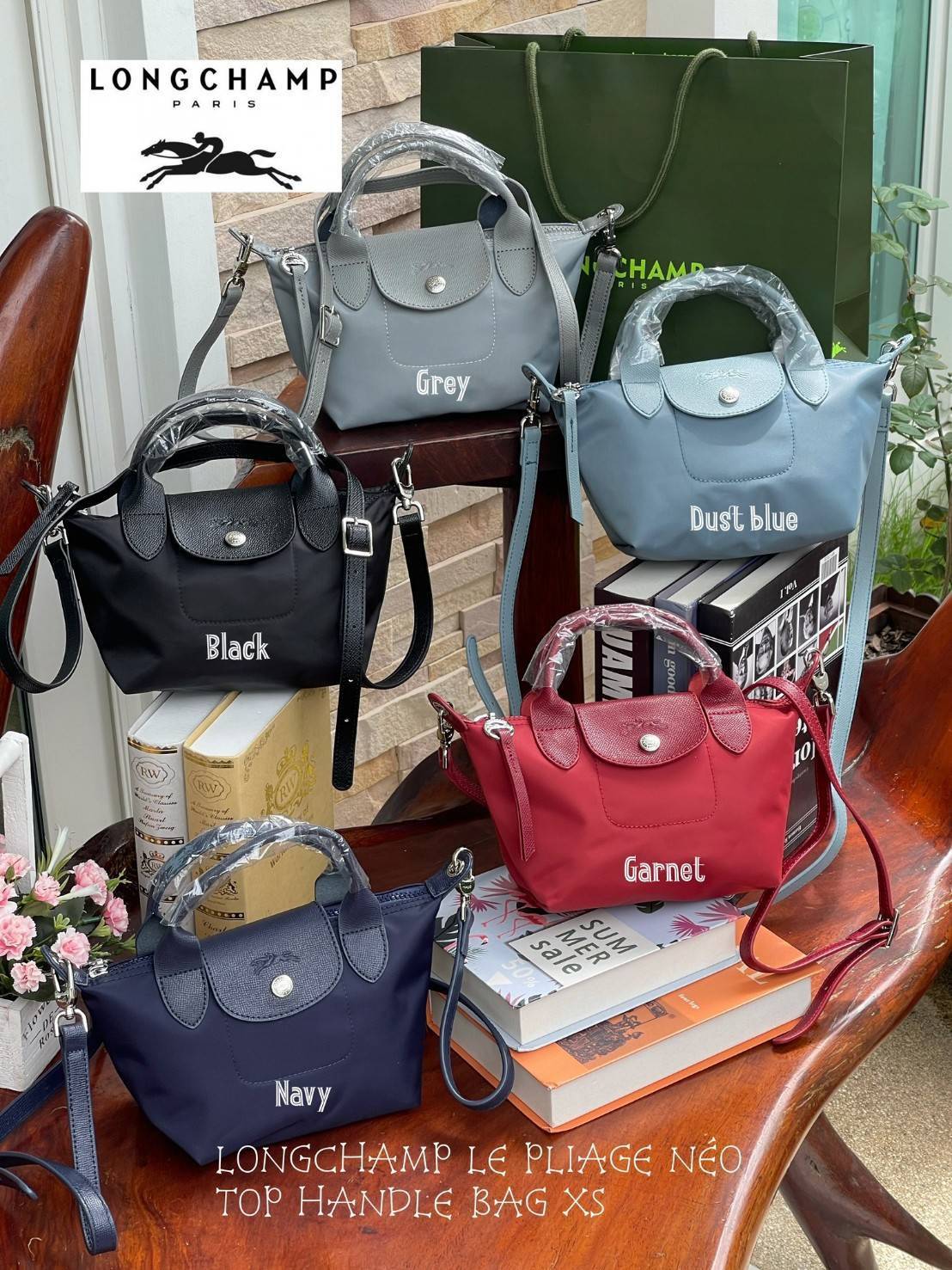 LONGCHAMP LE PLIAGE NÉO TOP HANDLE BAG XS คอลเลคชั่นสุดพิเศษจากลองฌอมป์ มีดีไซน์ที่เรียบหรูและคลาสสิก แฝงด้วยลูกเล่นแบบเฟมินีน แถมยังมีน้ำหนักเบาอย่างไม่น่าเชื่อ มาพร้อมกับหูจับกระเป๋าคู่และฝาปิดแบบกระดุม กระเป๋าถือใบนี้สามารถใช้ถือแบบทั่วไป มีสายสะพายถอด